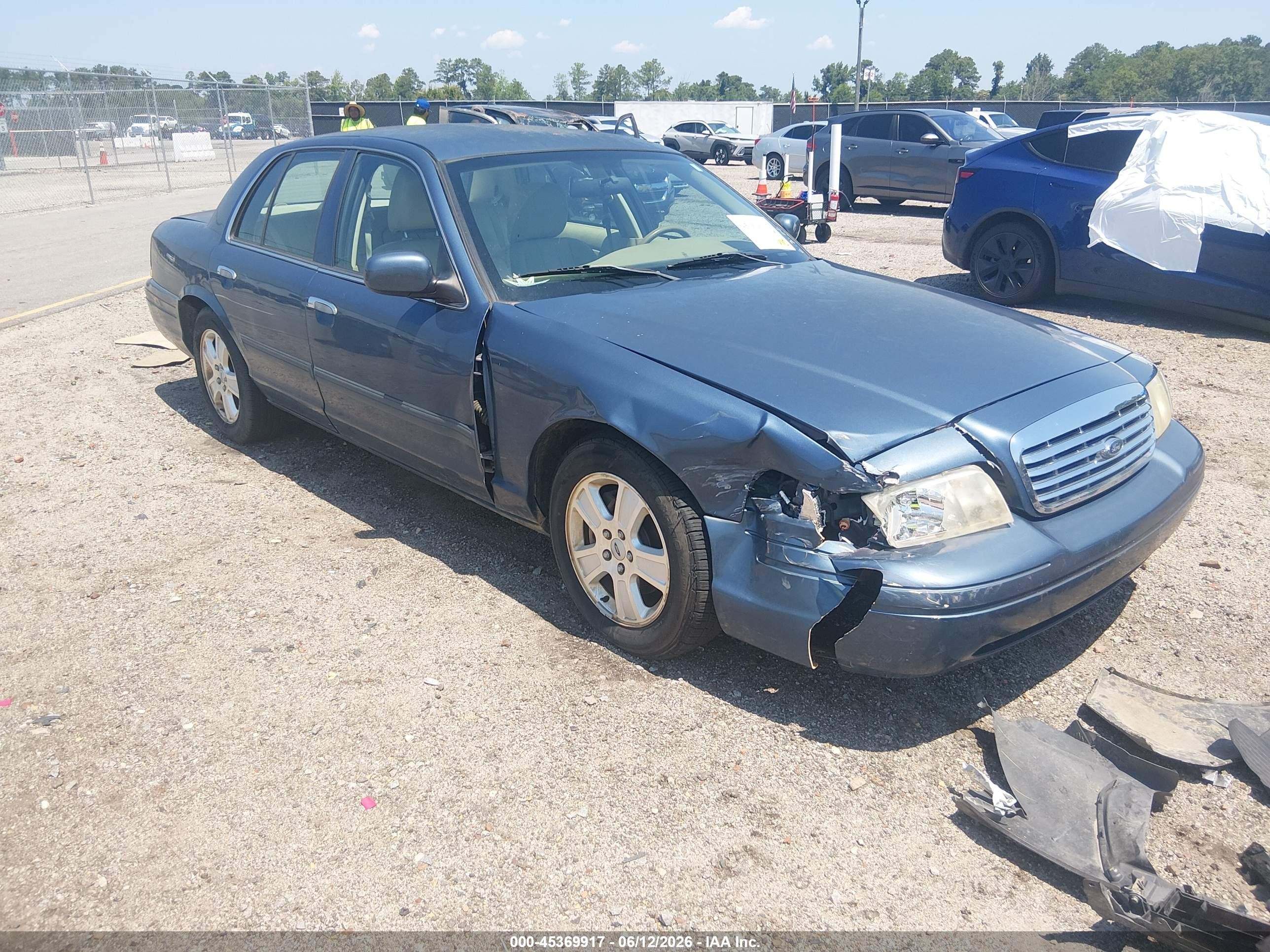 2011 Ford Crown Victoria LX, VIN 2FABP7EV1BX146225 — Front end