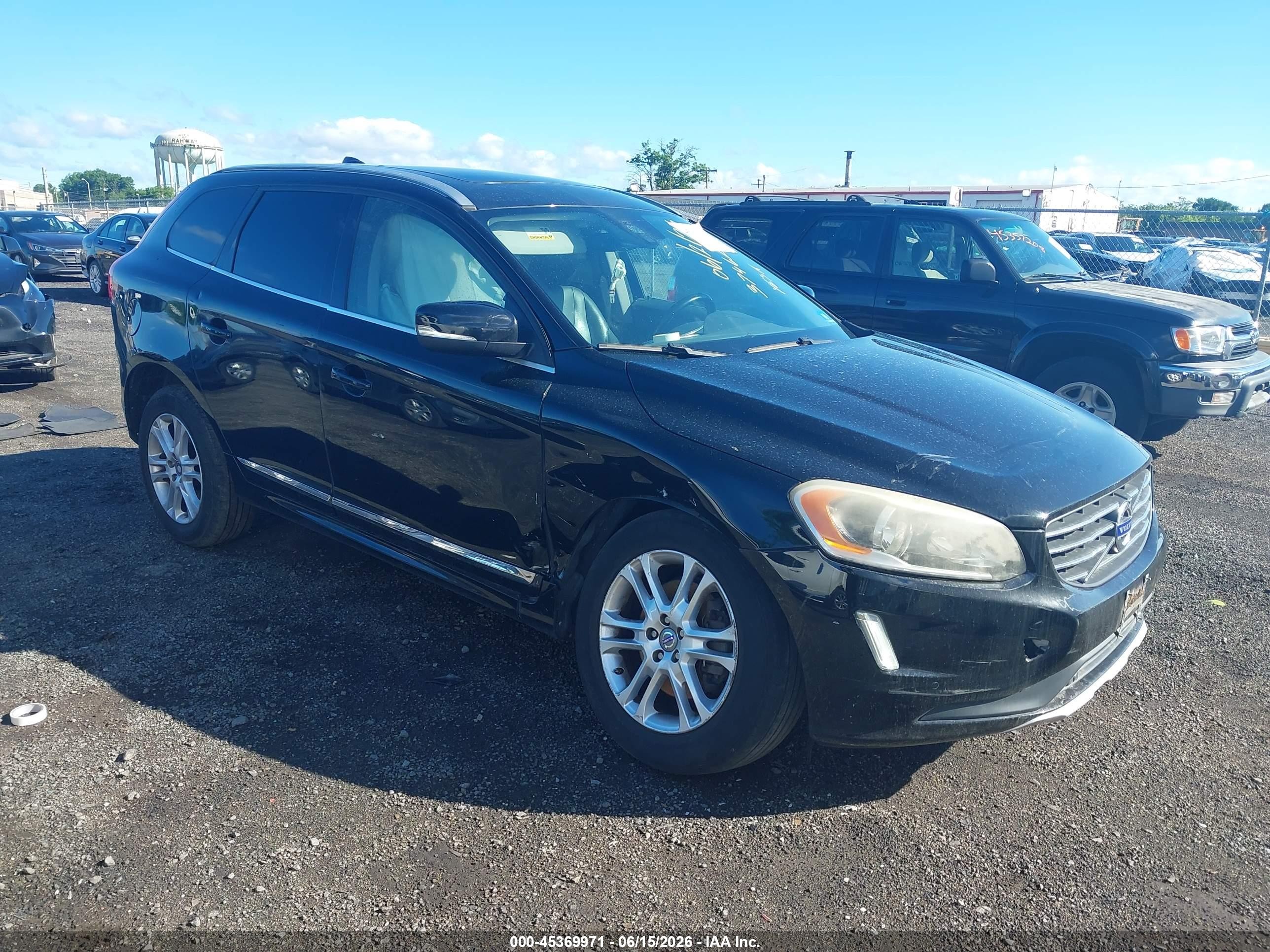 2015 Volvo XC60 T5 Drive-E Premier, VIN YV440MDK7F2690361 — Front end