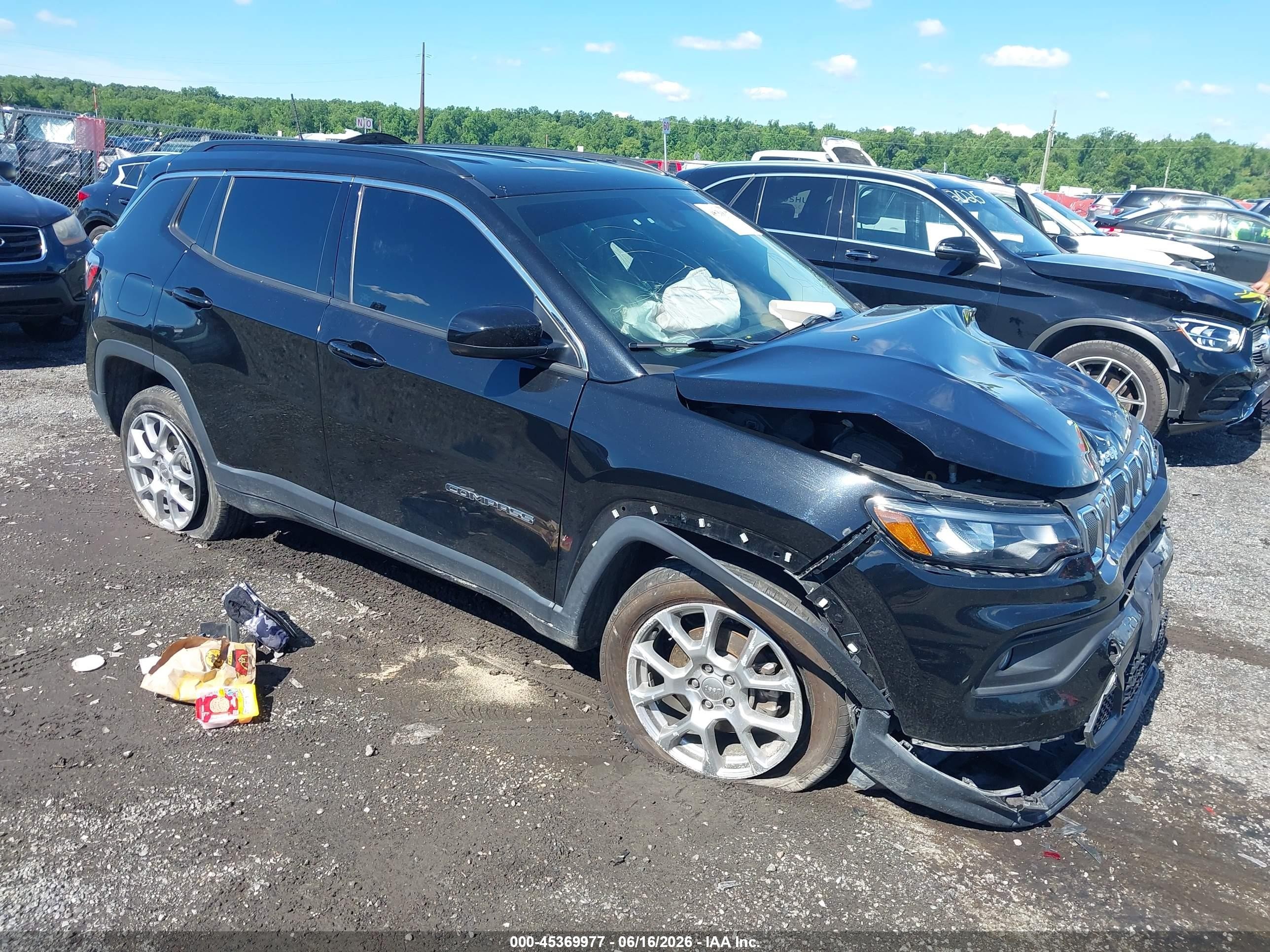 2022 Jeep Compass Latitude Lux, VIN 3C4NJDFB7NT230227 — Front end