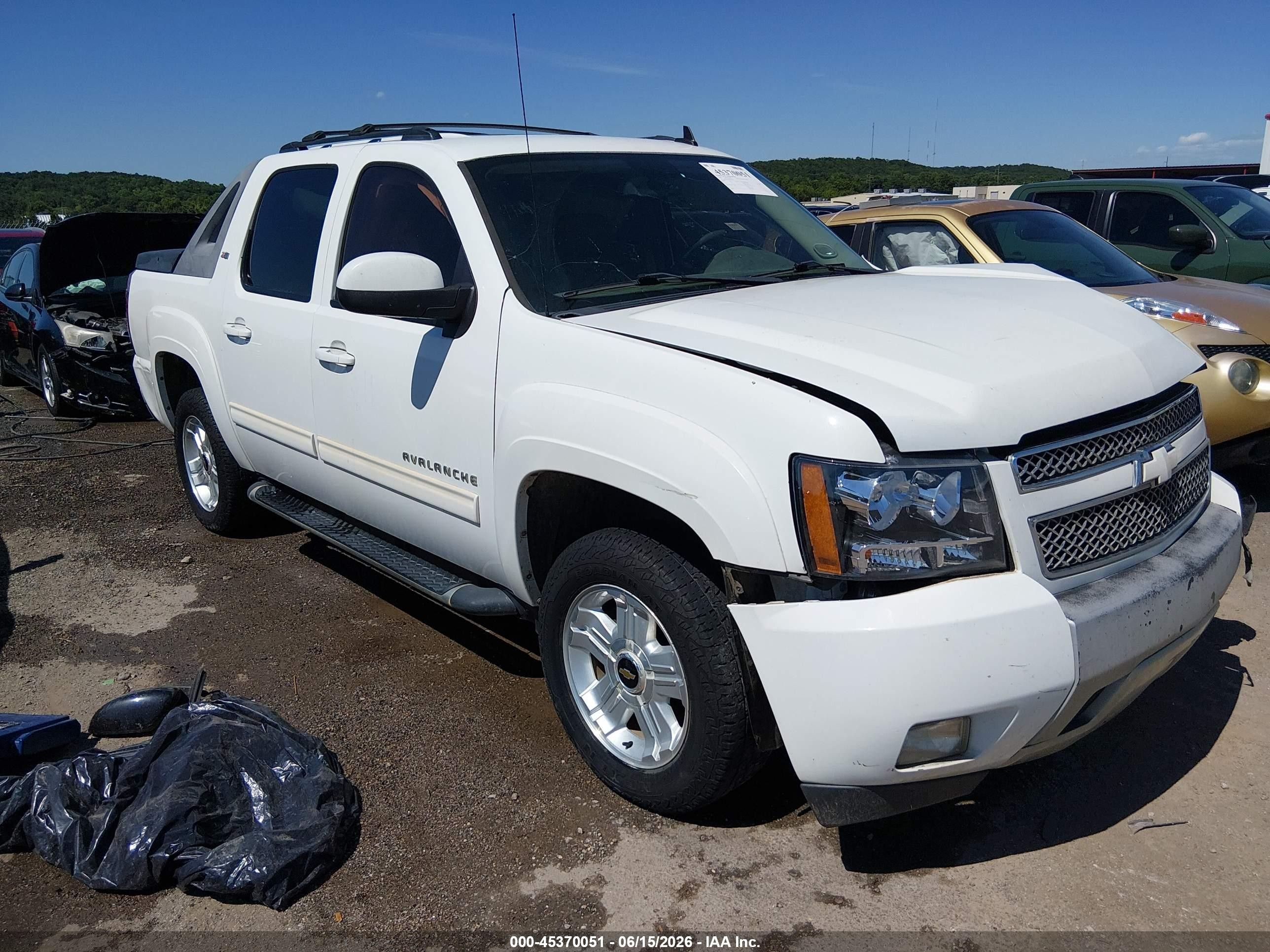 2011 Chevrolet Avalanche LT, VIN 3GNTKFE3XBG144965 — Side