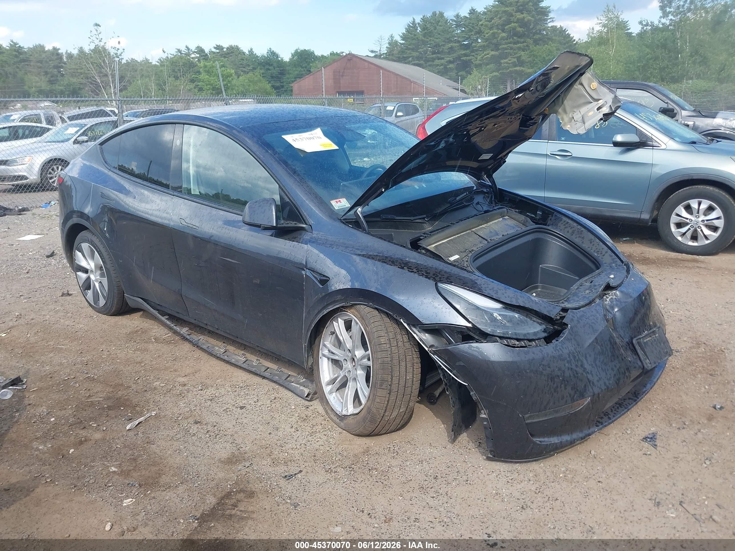 2024 Tesla Model Y Long Range, VIN 7SAYGDEE1RA225939 — Front end