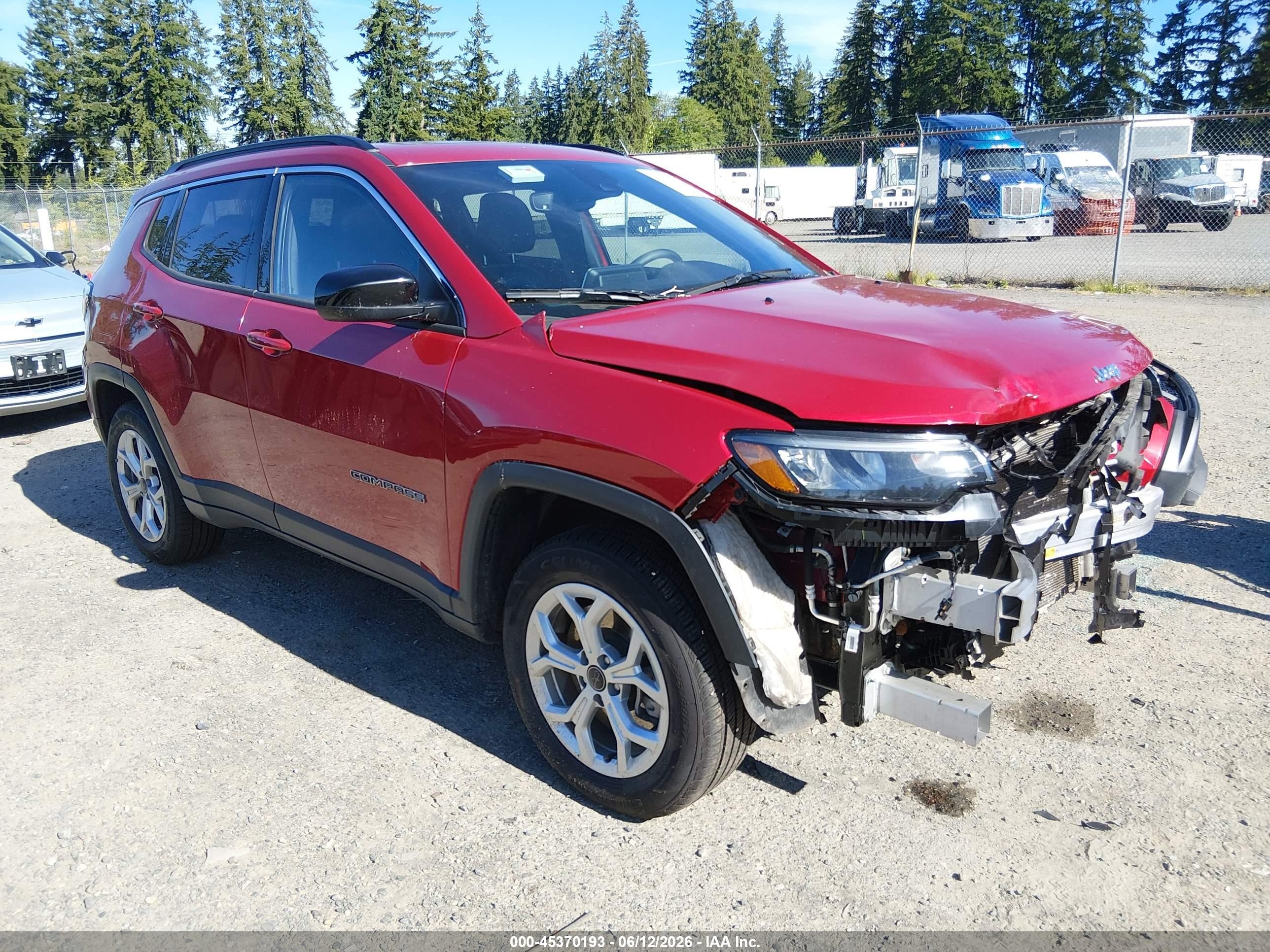 2025 Jeep Compass Latitude, VIN 3C4NJDBN2ST547876 — Перед