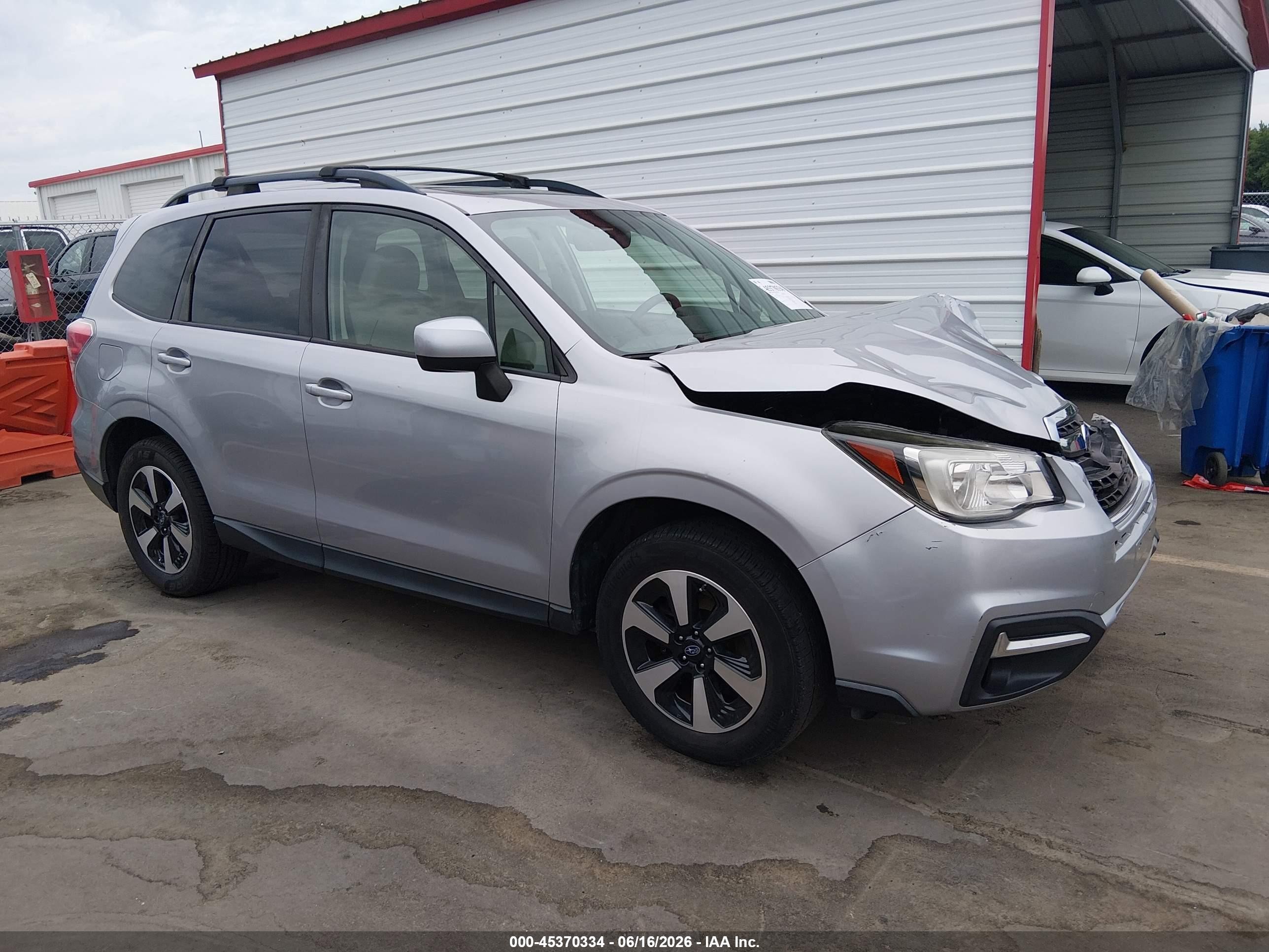 2017 Subaru Forester Premium, VIN JF2SJAECXHH405750 — Front end