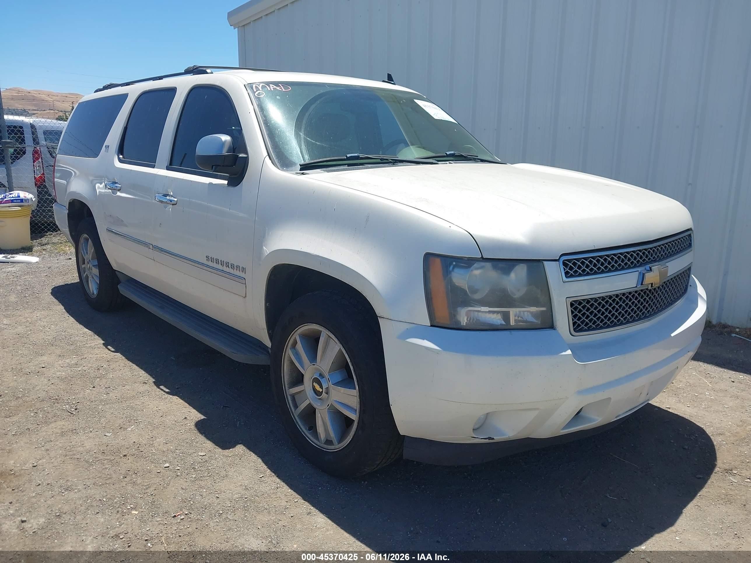 2010 Chevrolet Suburban LTZ, VIN 1GNUKKE32AR245803 — Перед
