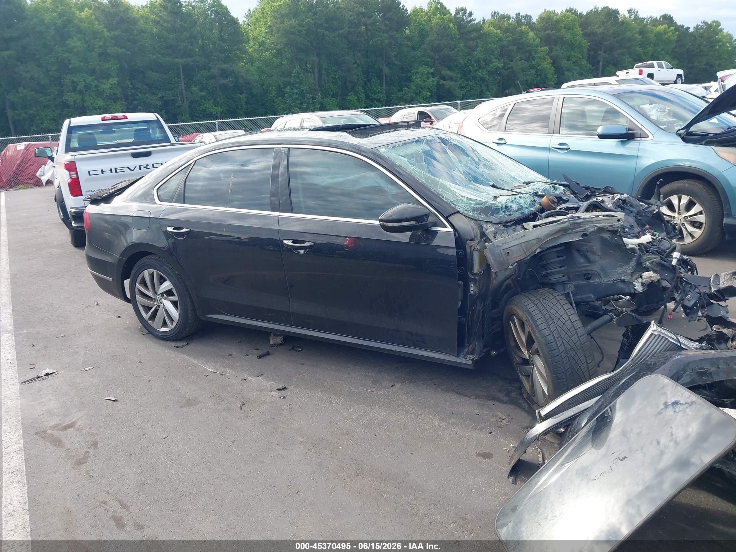 2018 Volkswagen Passat SE, VIN 1VWBA7A33JC015144 — Front end