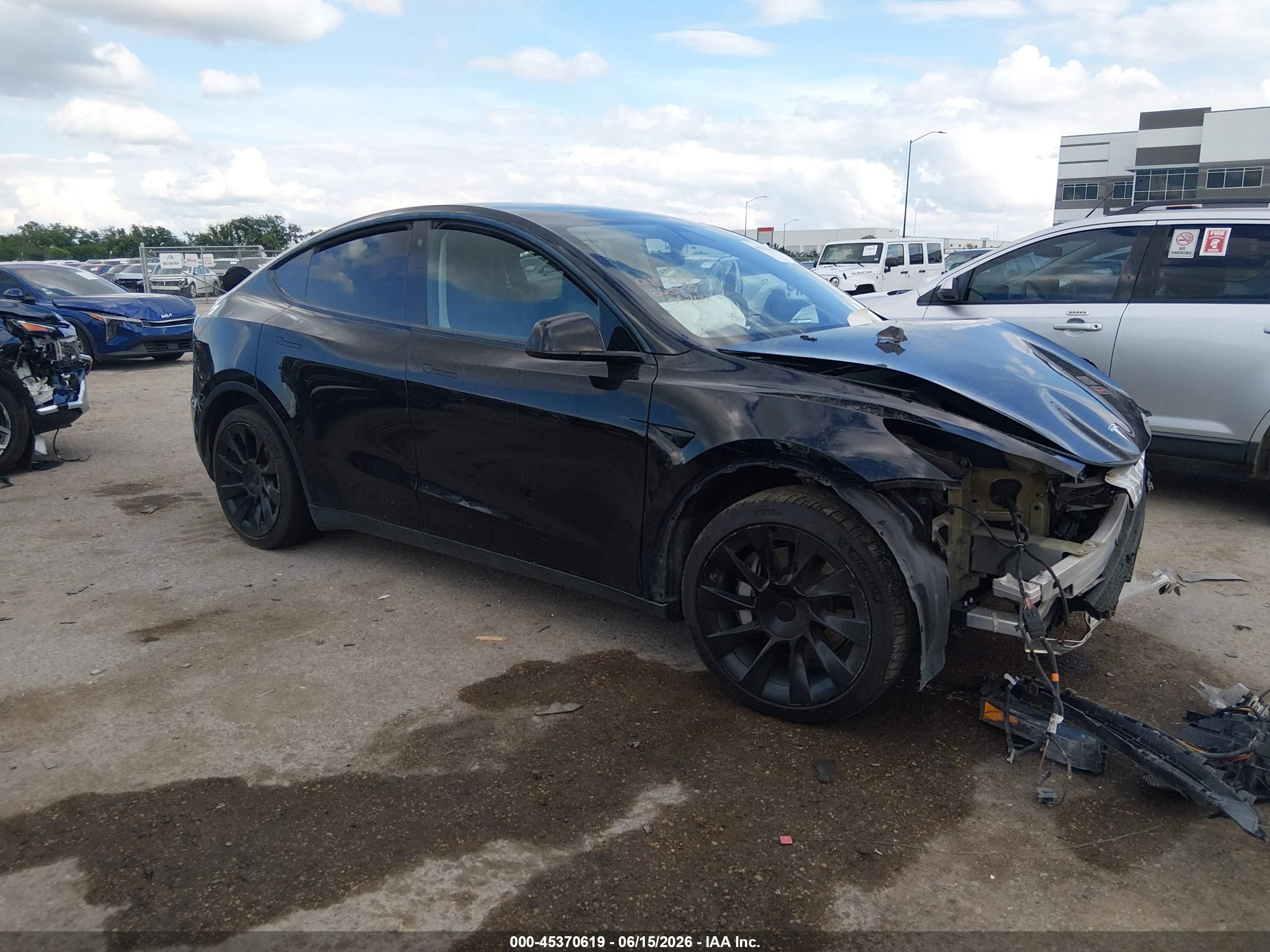2022 Tesla Model Y Long Range, VIN 7SAYGAEE8NF365837 — Front end