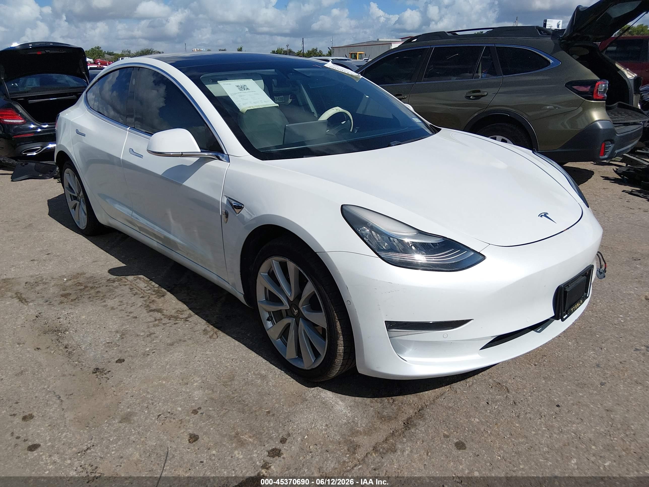 2019 Tesla Model 3 Mid Range, VIN 5YJ3E1EA1KF432171 — Зад