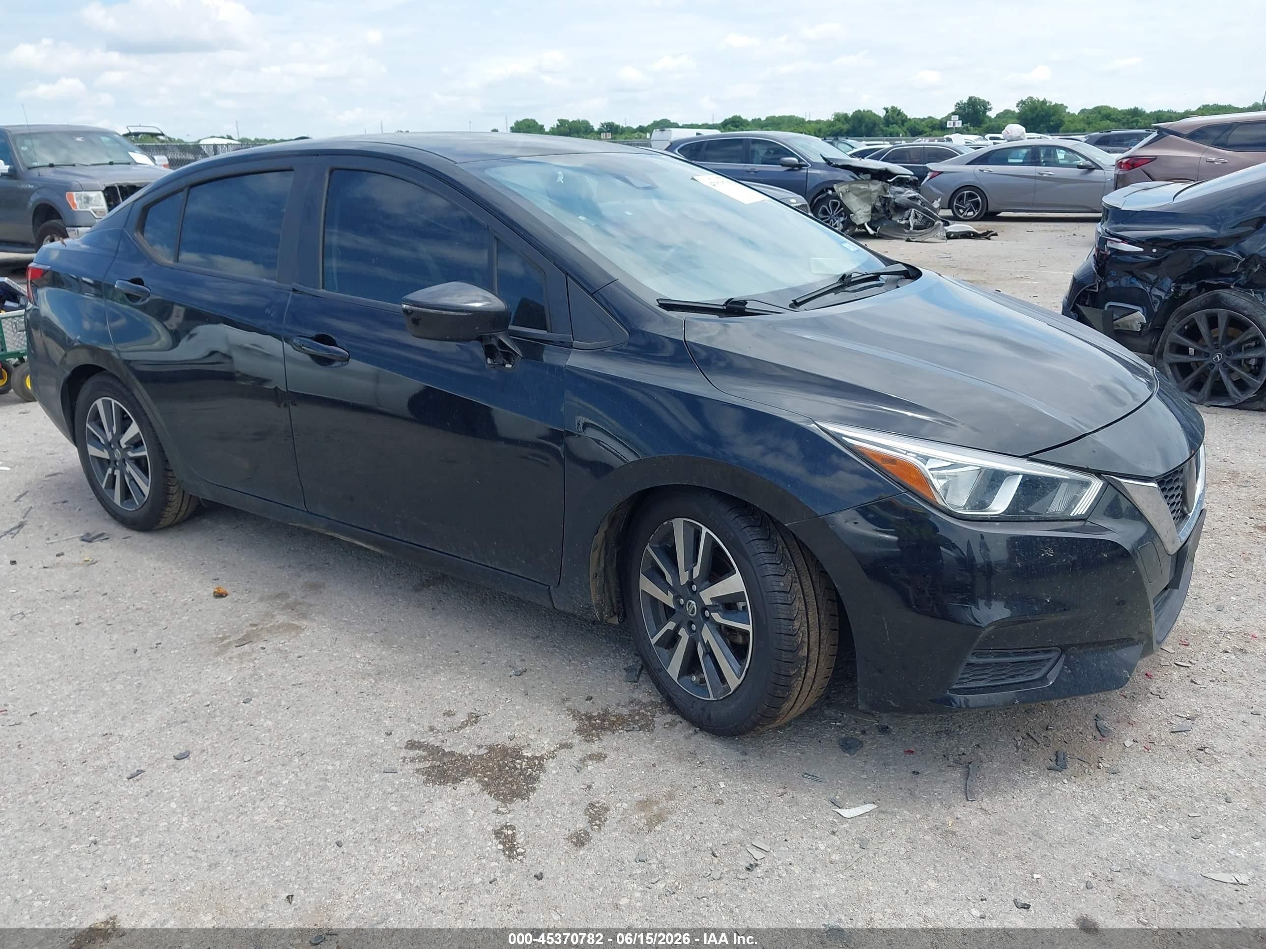 2020 Nissan Versa SV, VIN 3N1CN8EV4LL897285 — Перед