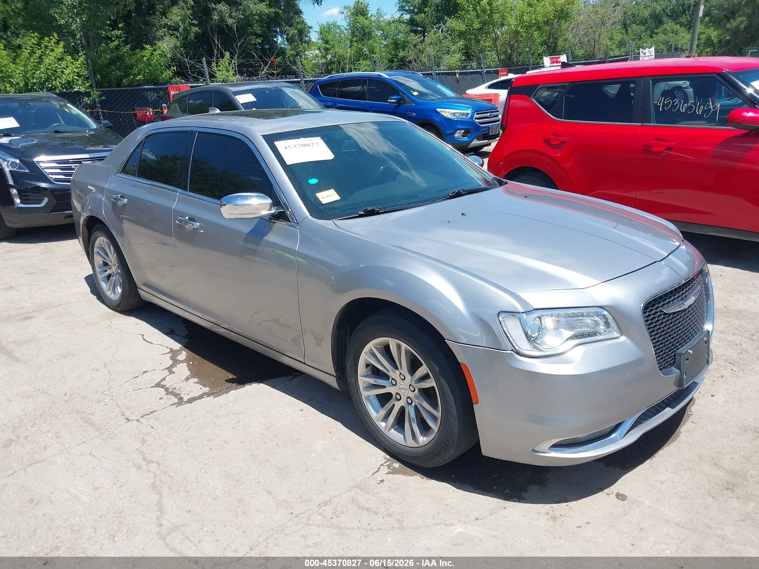 2017 Chrysler 300 C, VIN 2C3CCAEG0HH552237 — Зад