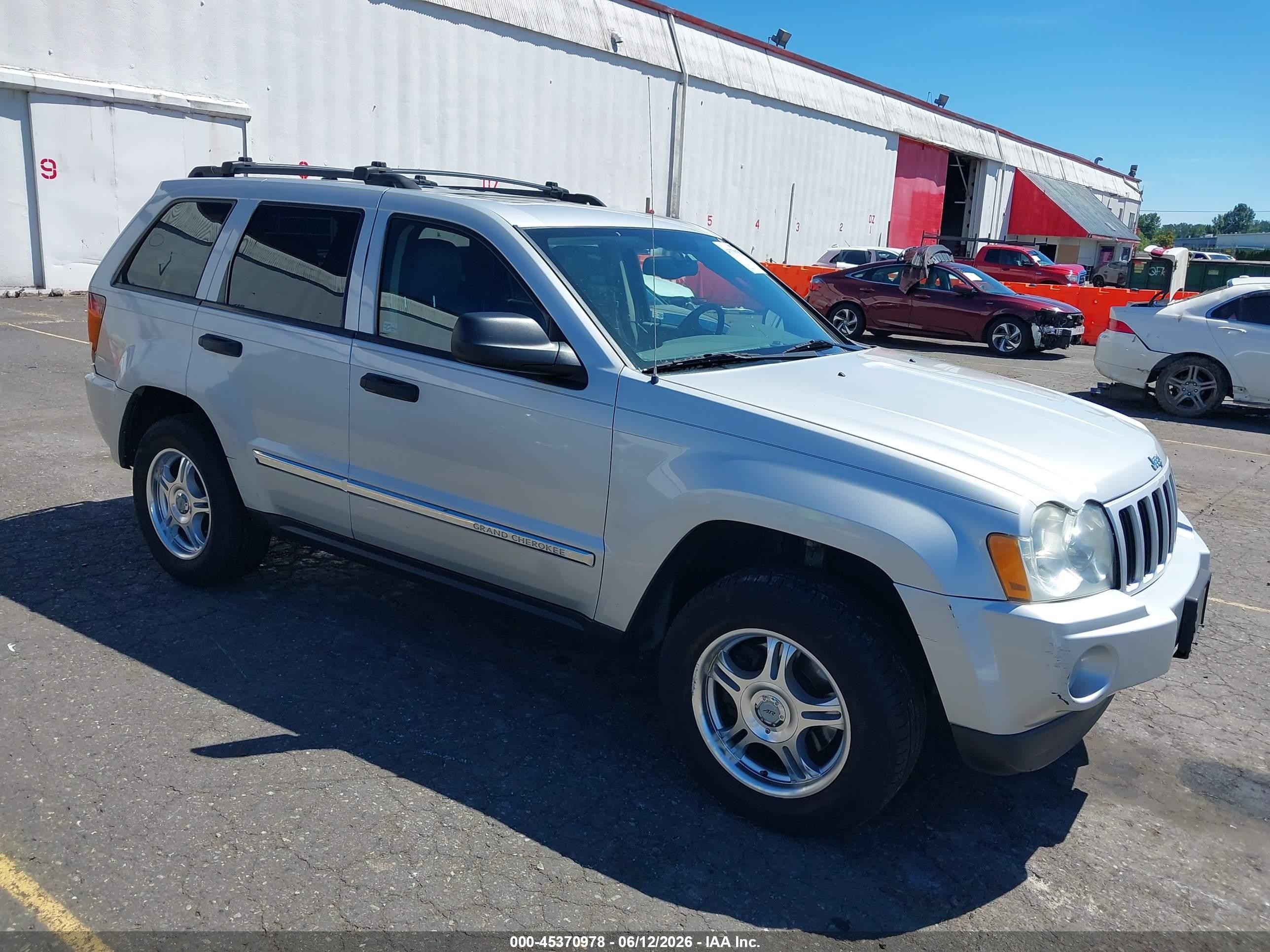 2005 Jeep Grand Cherokee Laredo, VIN 1J4GR48K45C653576 — Side