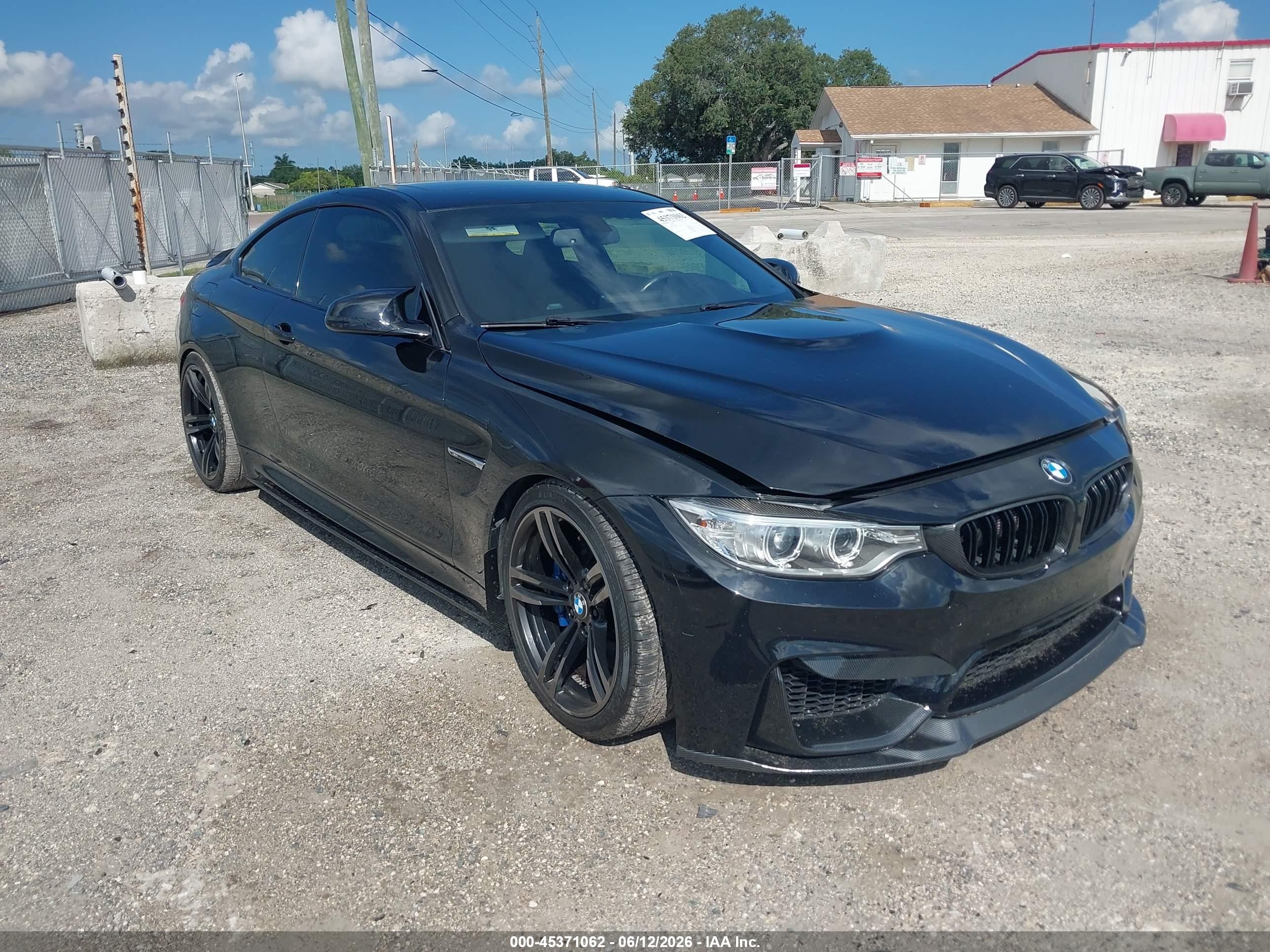 2015 BMW M4, VIN WBS3R9C51FK334526 — Бок