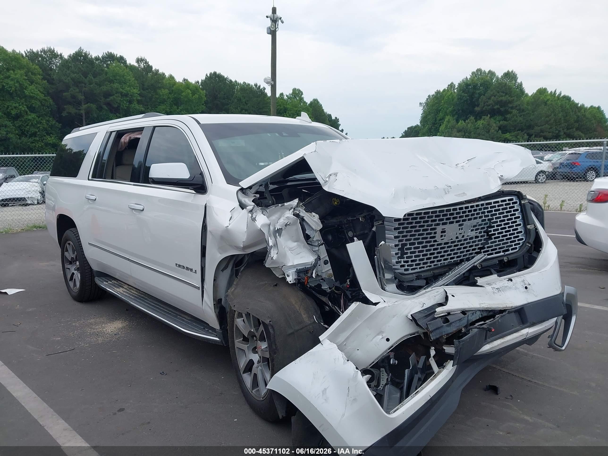 2017 GMC Yukon XL Denali, VIN 1GKS2HKJ5HR124803 — Front end