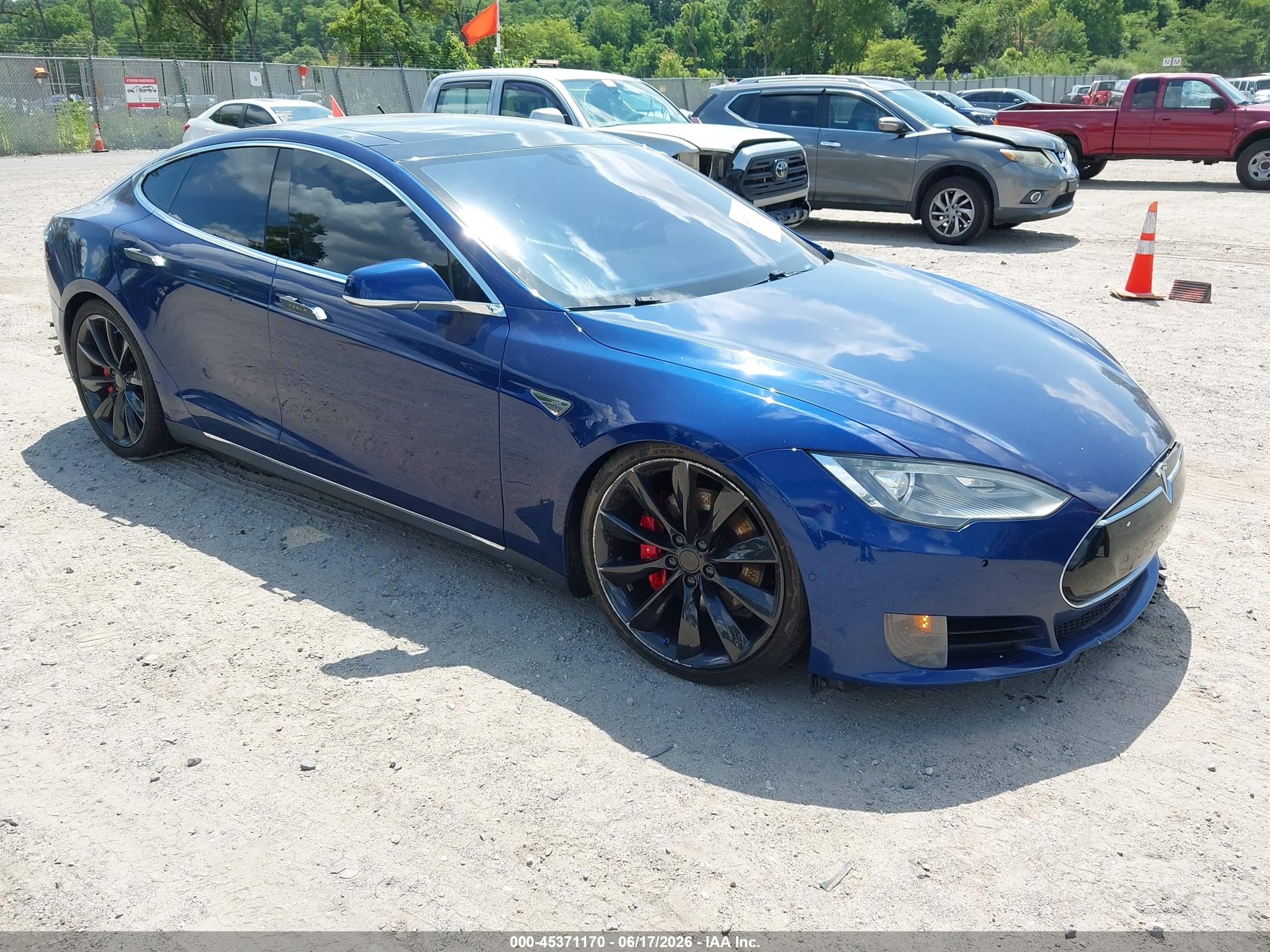 2016 Tesla Model S 90D, VIN 5YJSA1E42GF117940 — Перед