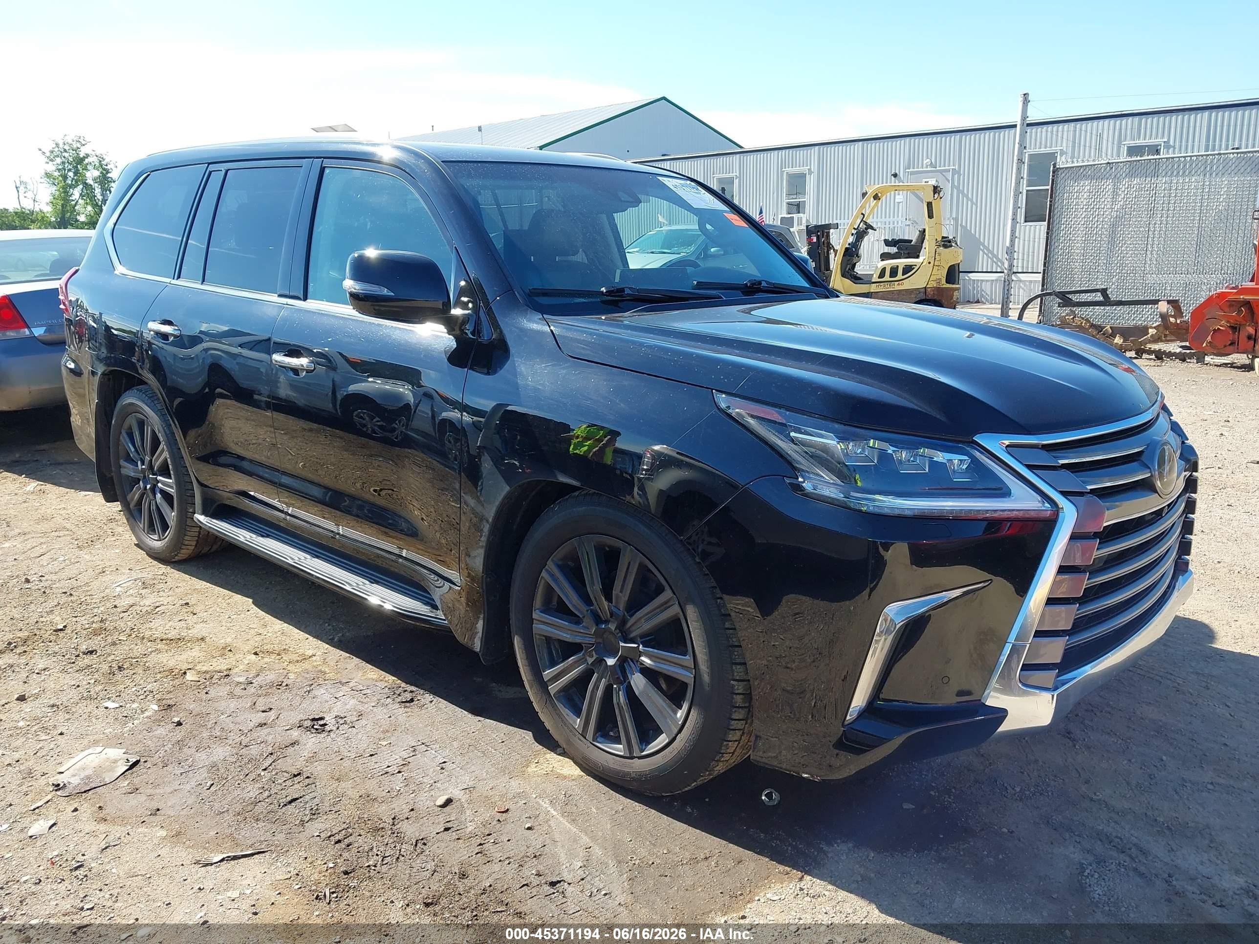 2016 Lexus LX 570, VIN JTJHY7AX0G4217113 — Side