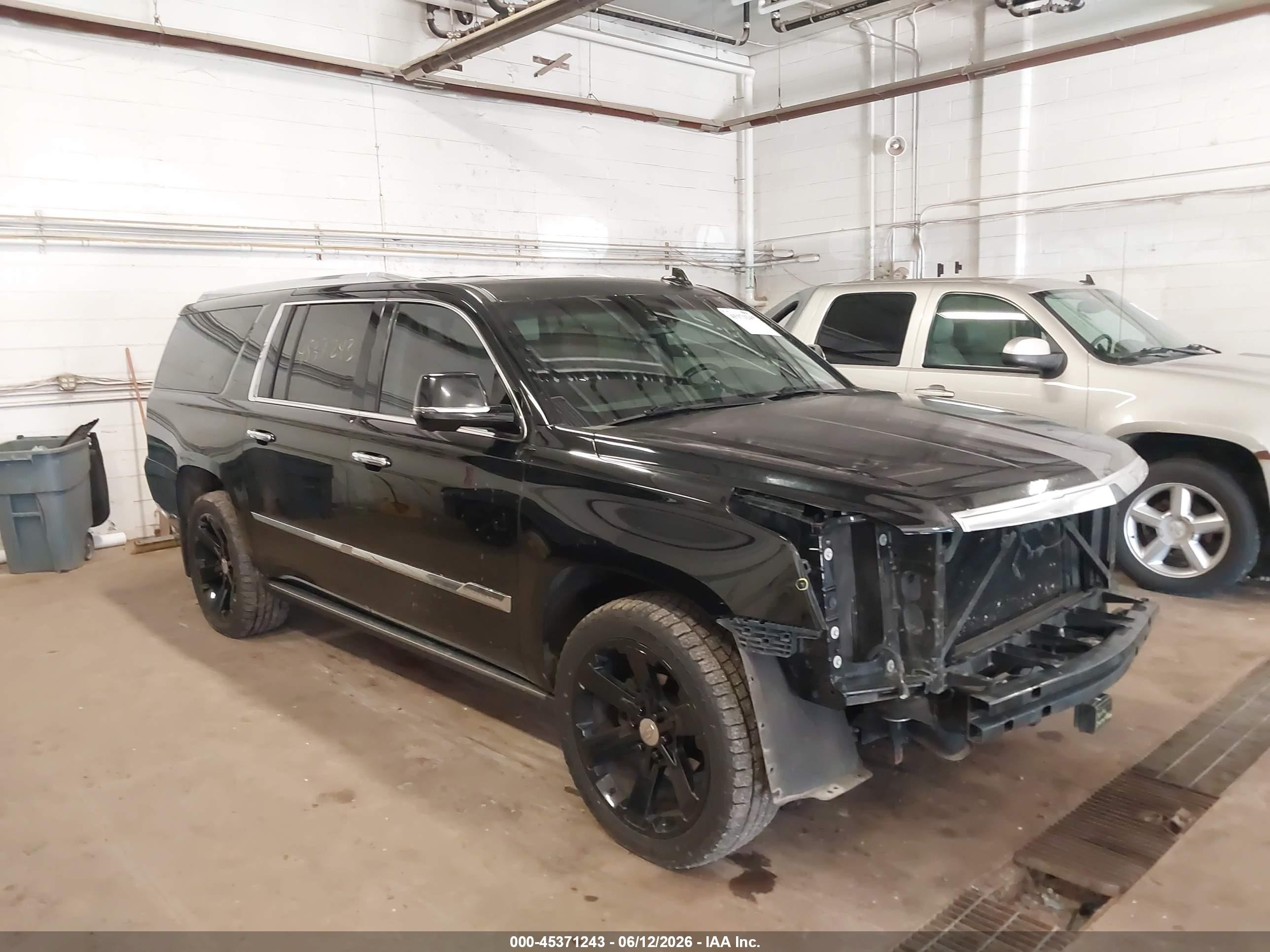 2015 Cadillac Escalade ESV Premium, VIN 1GYS4TKJ2FR607276 — Front end