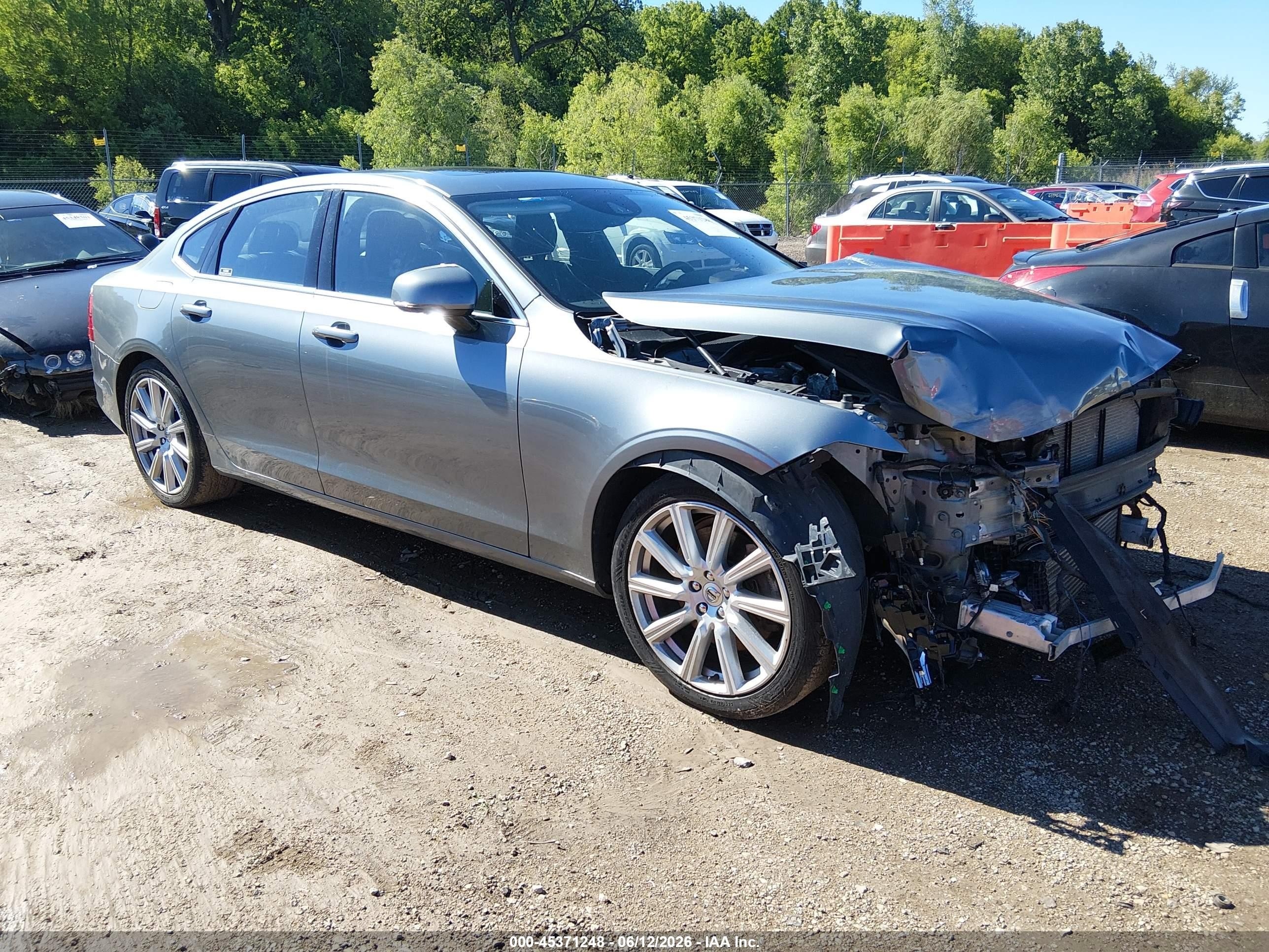 2017 Volvo S90 Momentum, VIN YV1A22MK2H1010390 — Front end