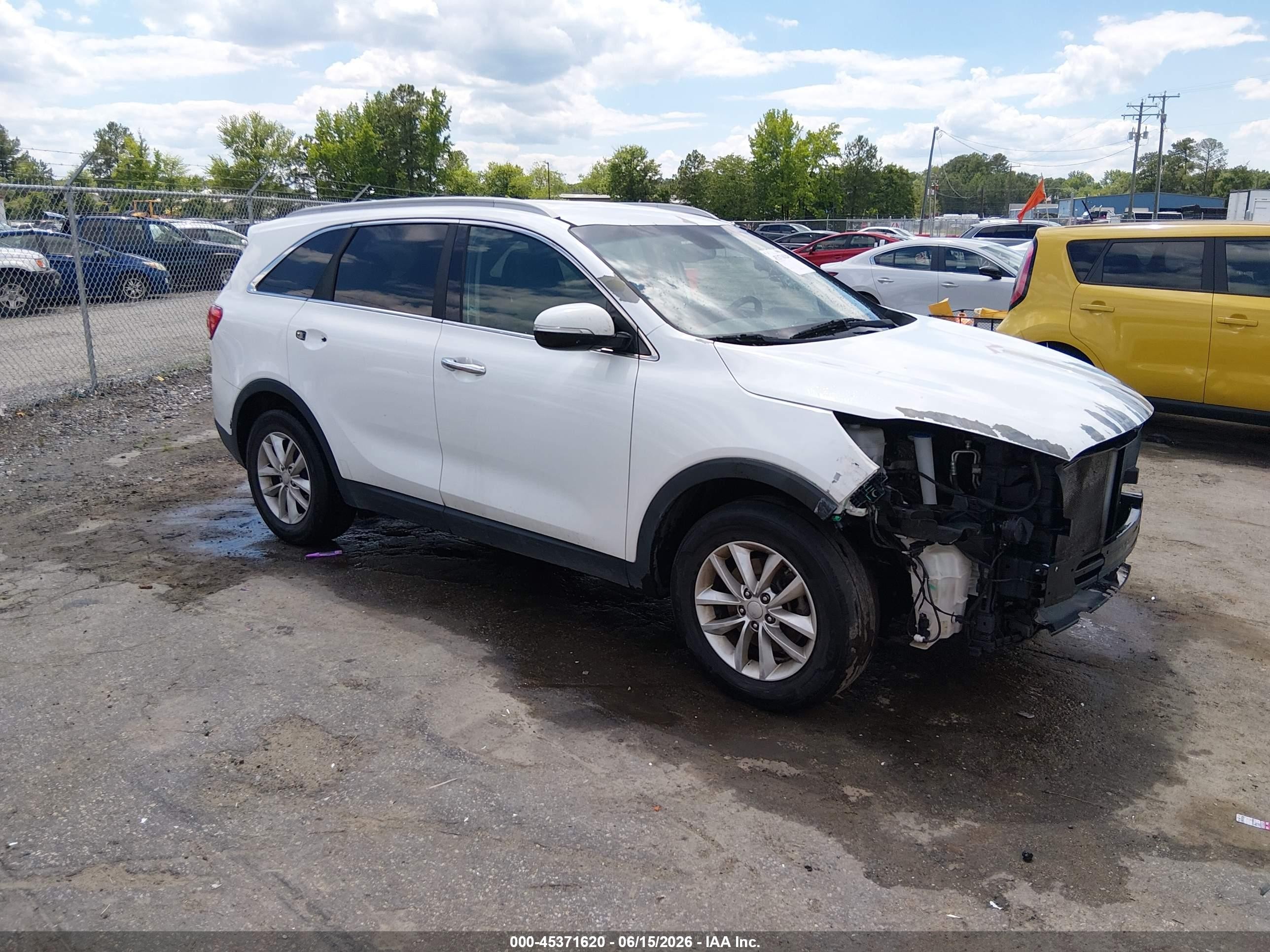 2016 Kia Sorento LX, VIN 5XYPG4A3XGG126493 — Front end