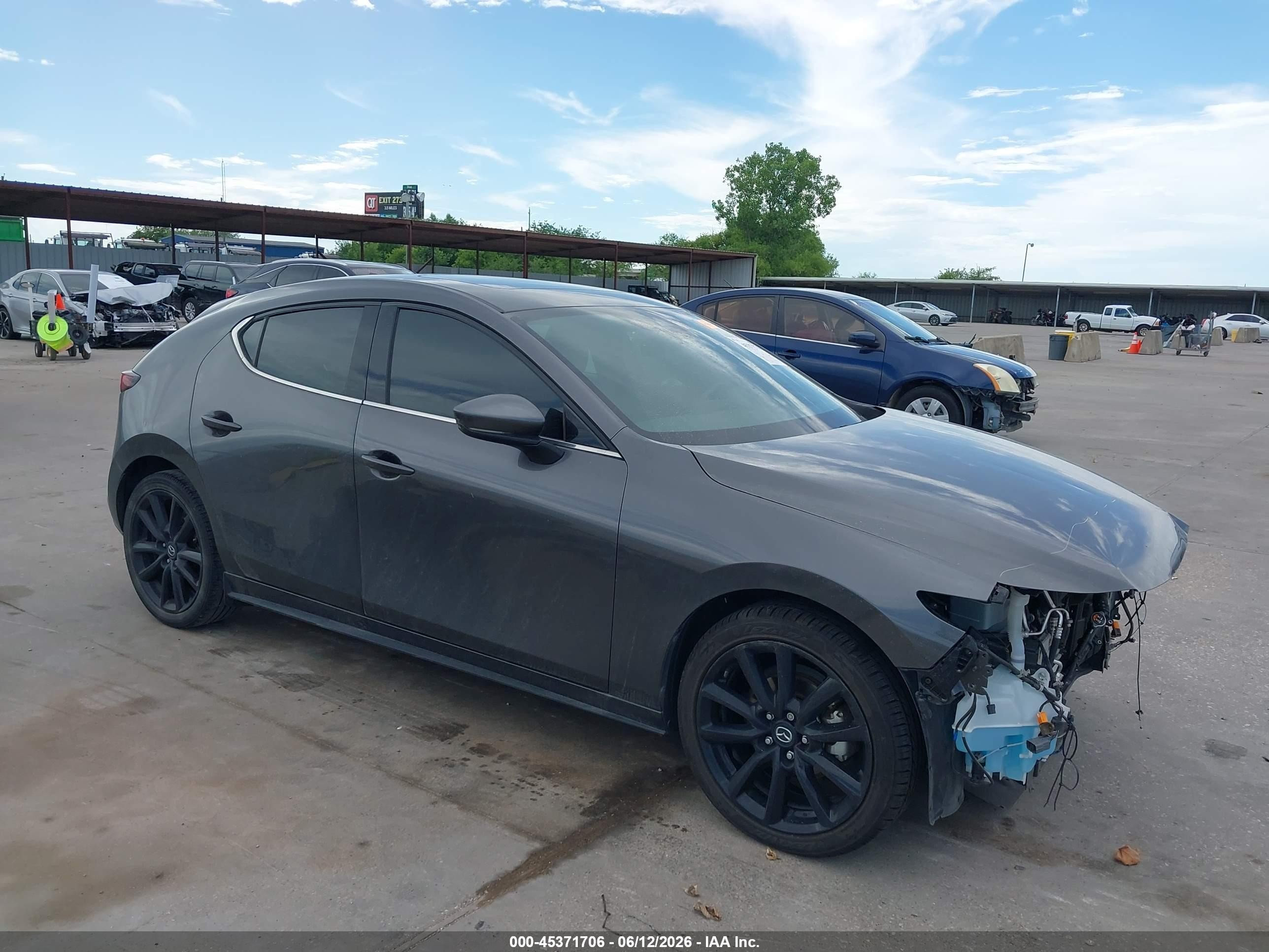 2022 Mazda 3 Premium, VIN JM1BPAML0N1515418 — Front end
