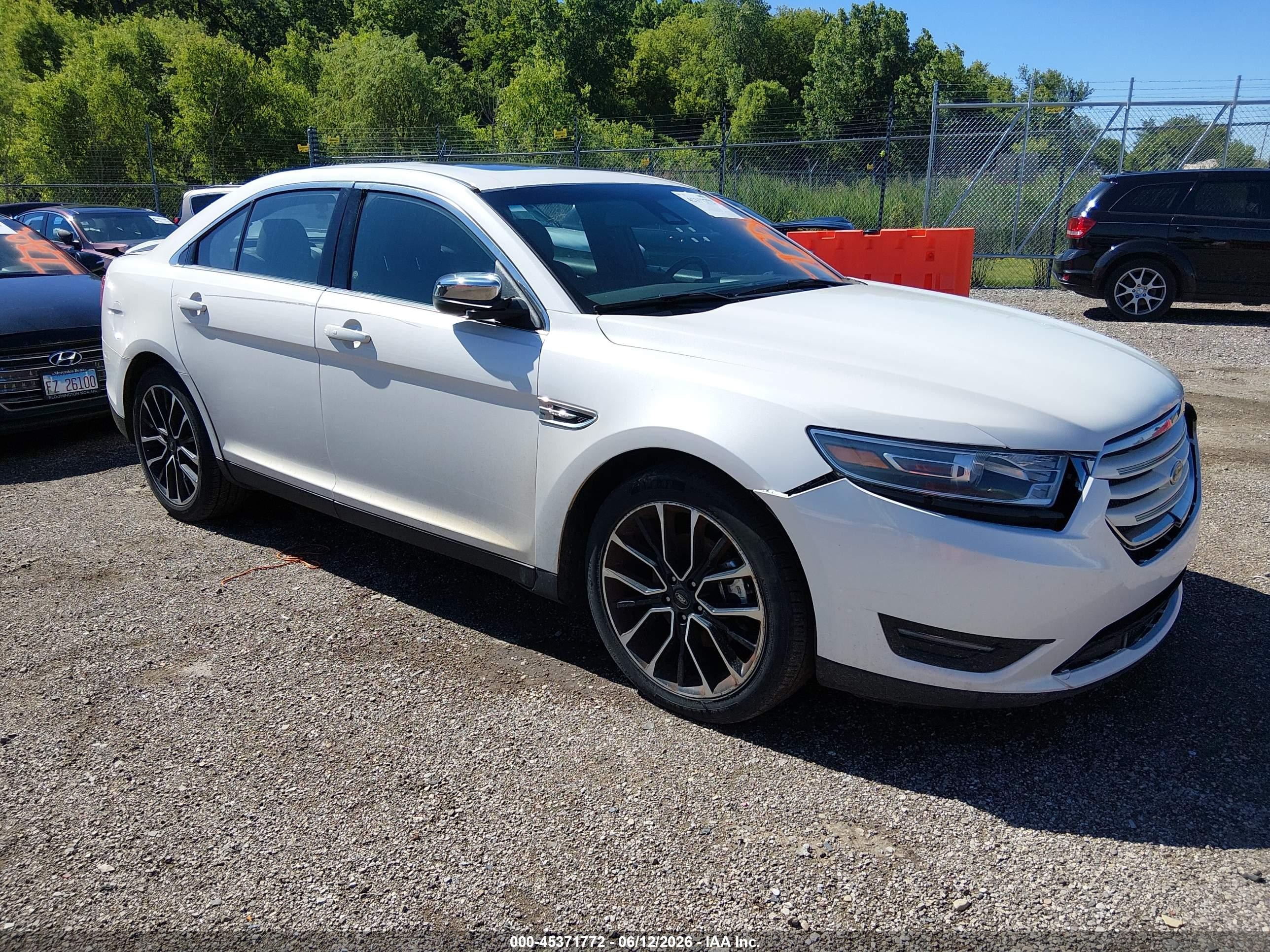2019 Ford Taurus Limited, VIN 1FAHP2J83KG115920 — Front end