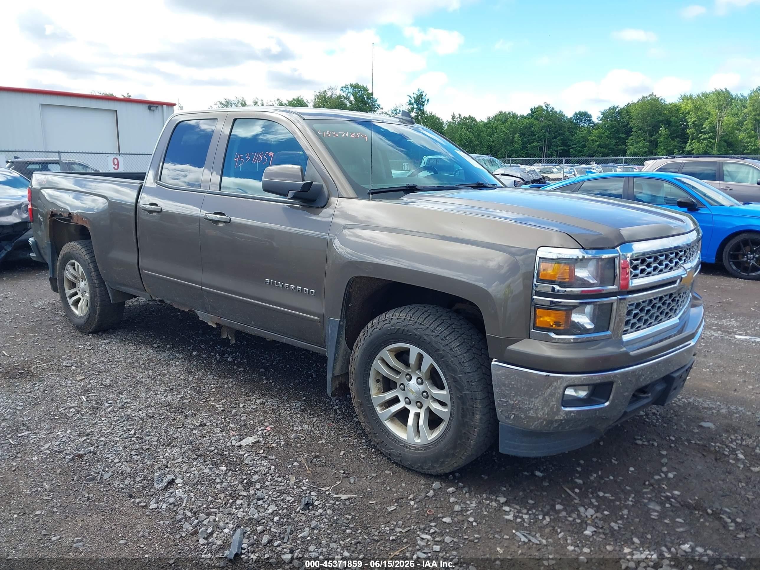 2015 Chevrolet Silverado 1500 LT, VIN 1GCVKREC5FZ233254 — Normal wear