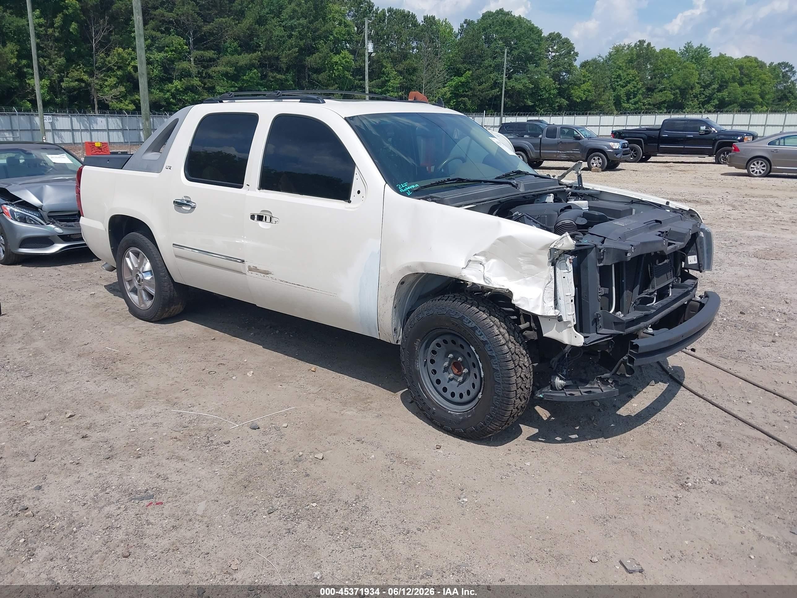 2010 Chevrolet Avalanche LTZ, VIN 3GNNCGE07AG285704 — Front end