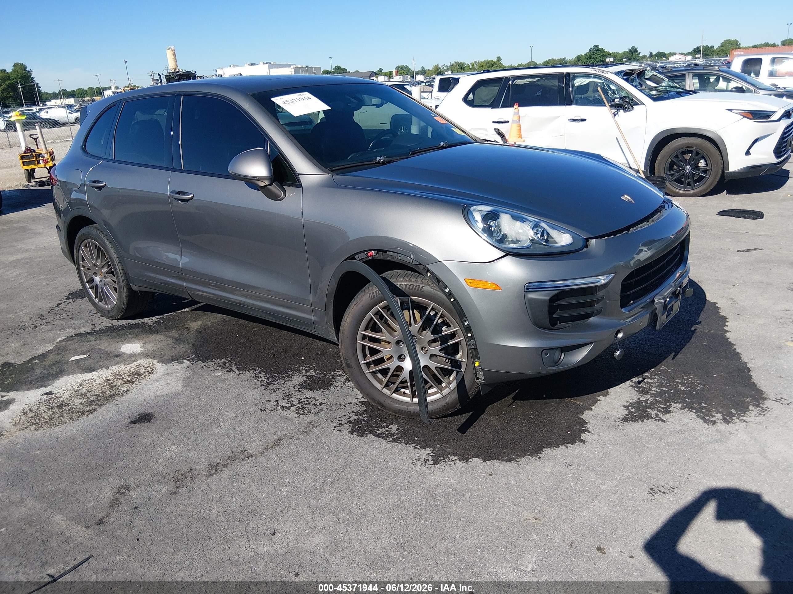 2016 Porsche Cayenne, VIN WP1AA2A20GLA09656 — Перед