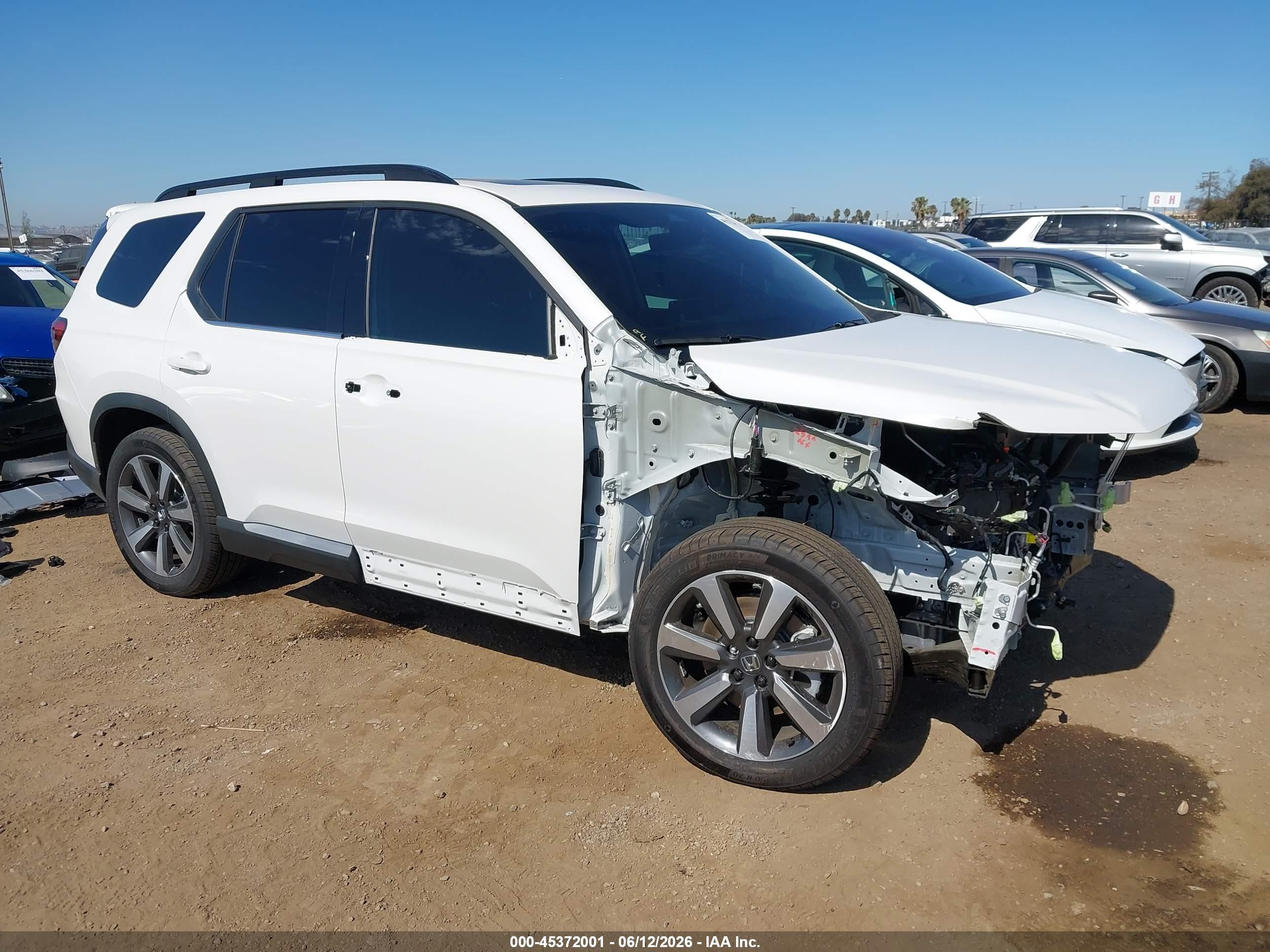 2025 Honda Pilot Touring, VIN 5FNYG2H79SB043560 — Перед