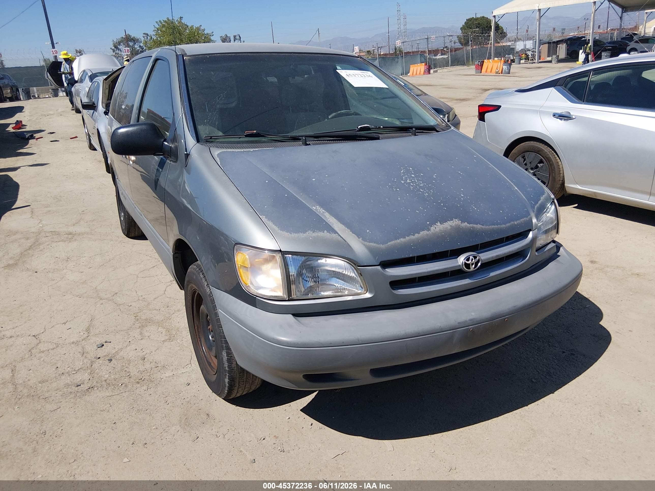 2000 Toyota Sienna CE, VIN 4T3ZF19C6YU211123 — Normal wear