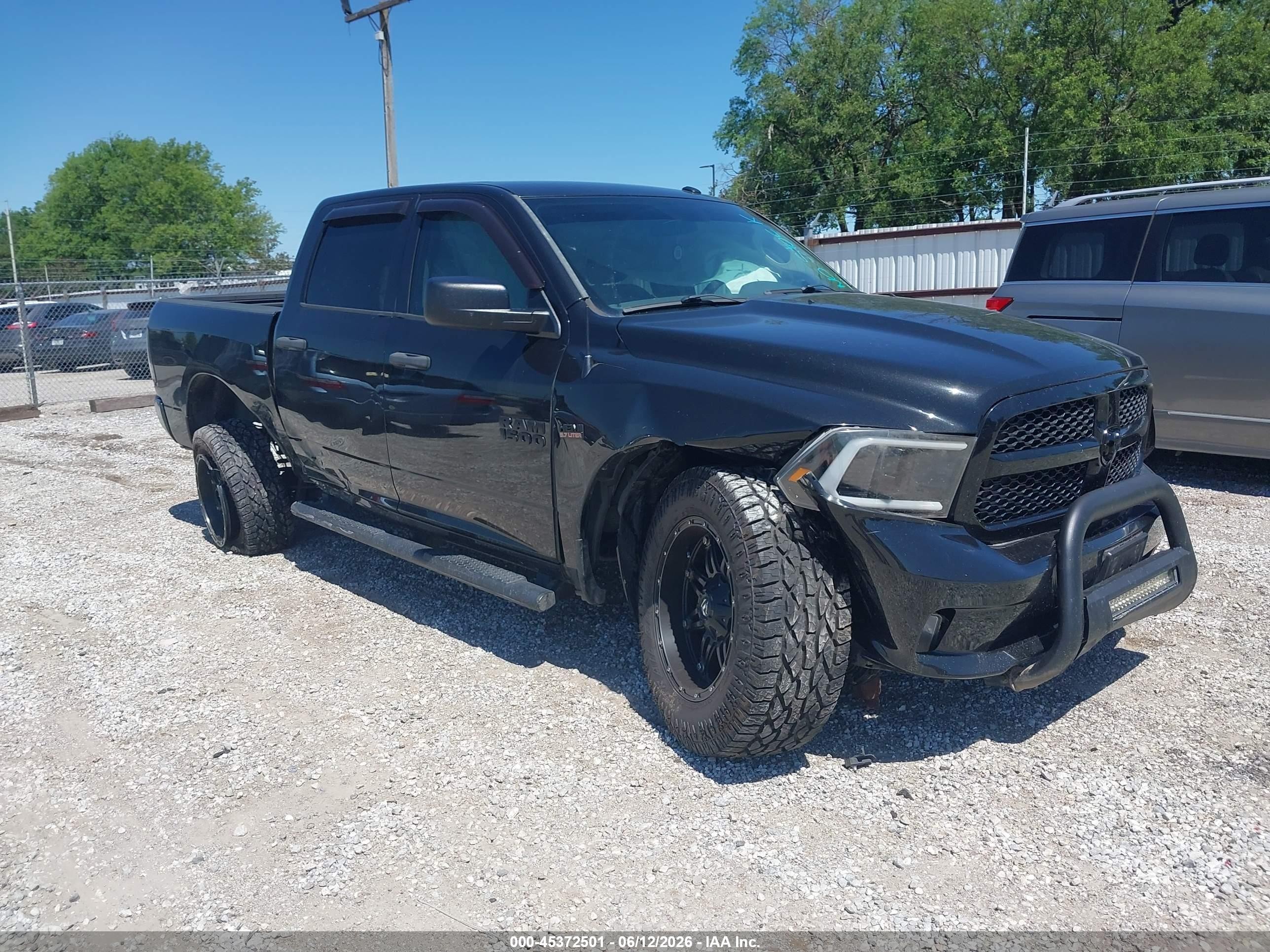 2017 Ram 1500 Express, VIN 3C6RR7KT0HG605194 — Бок