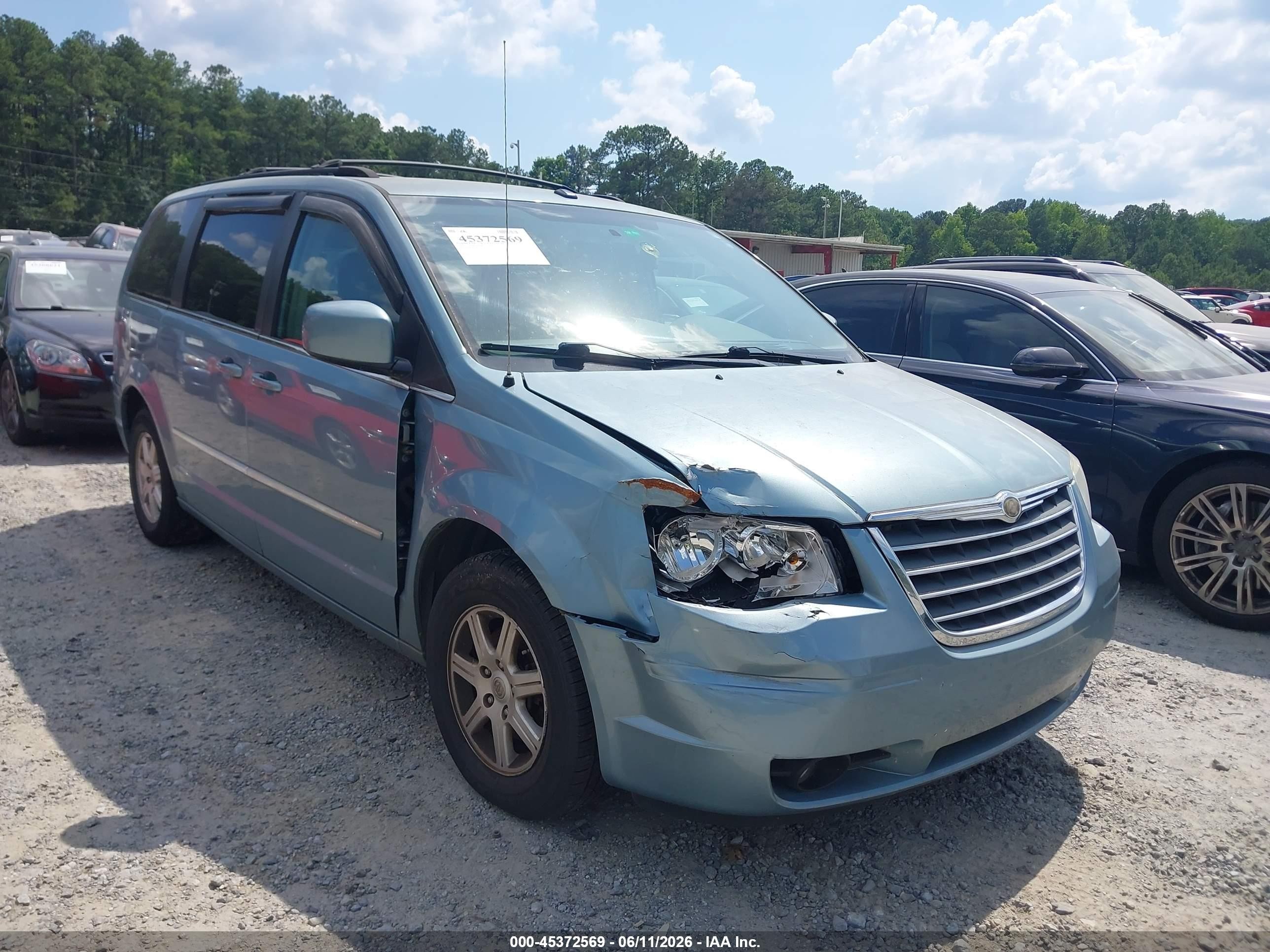 2010 Chrysler Town & Country Touring, VIN 2A4RR5D17AR241617 — Normal wear