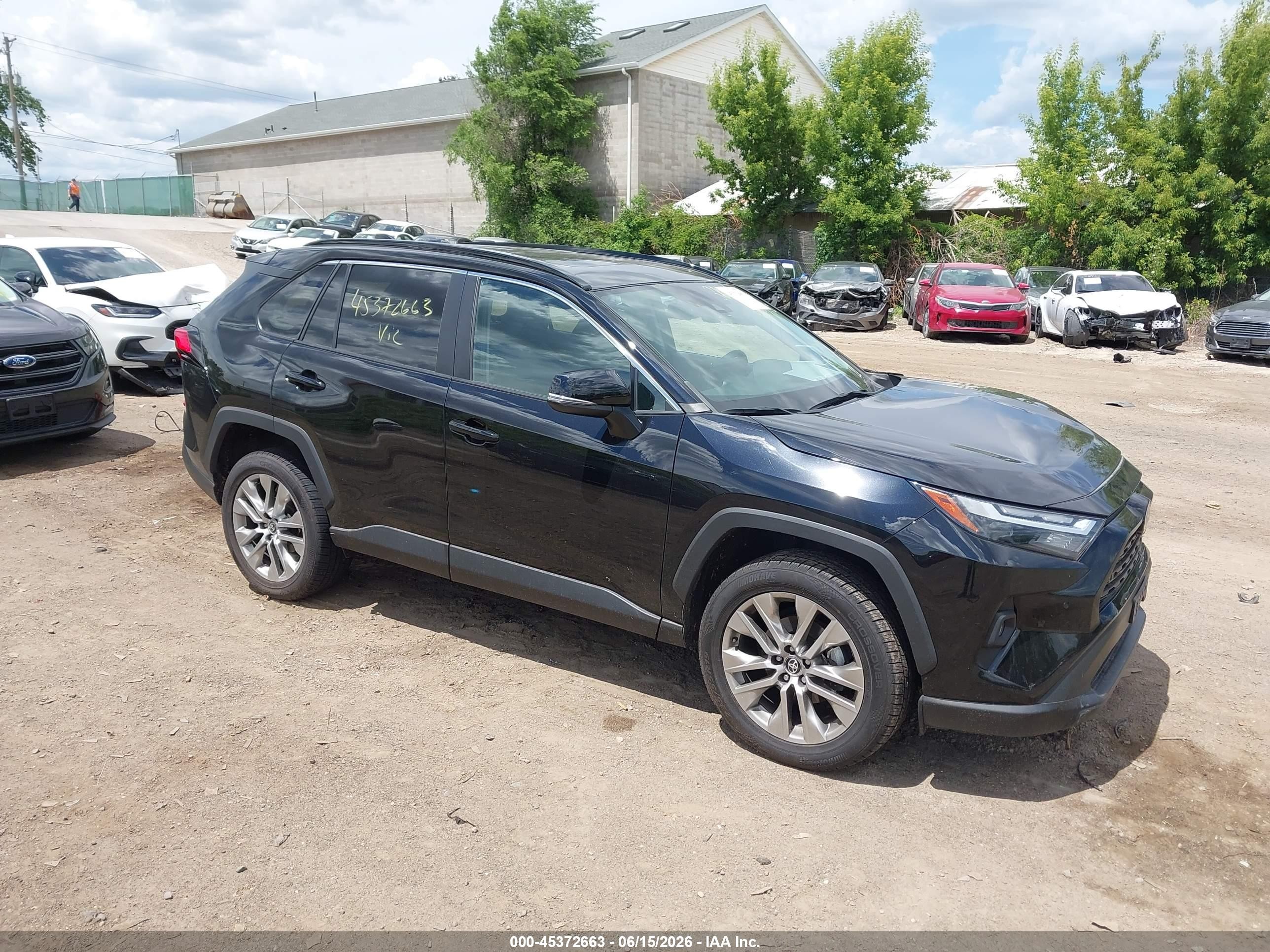 2023 Toyota RAV4 XLE Premium, VIN 2T3A1RFV3PC361352 — Перед