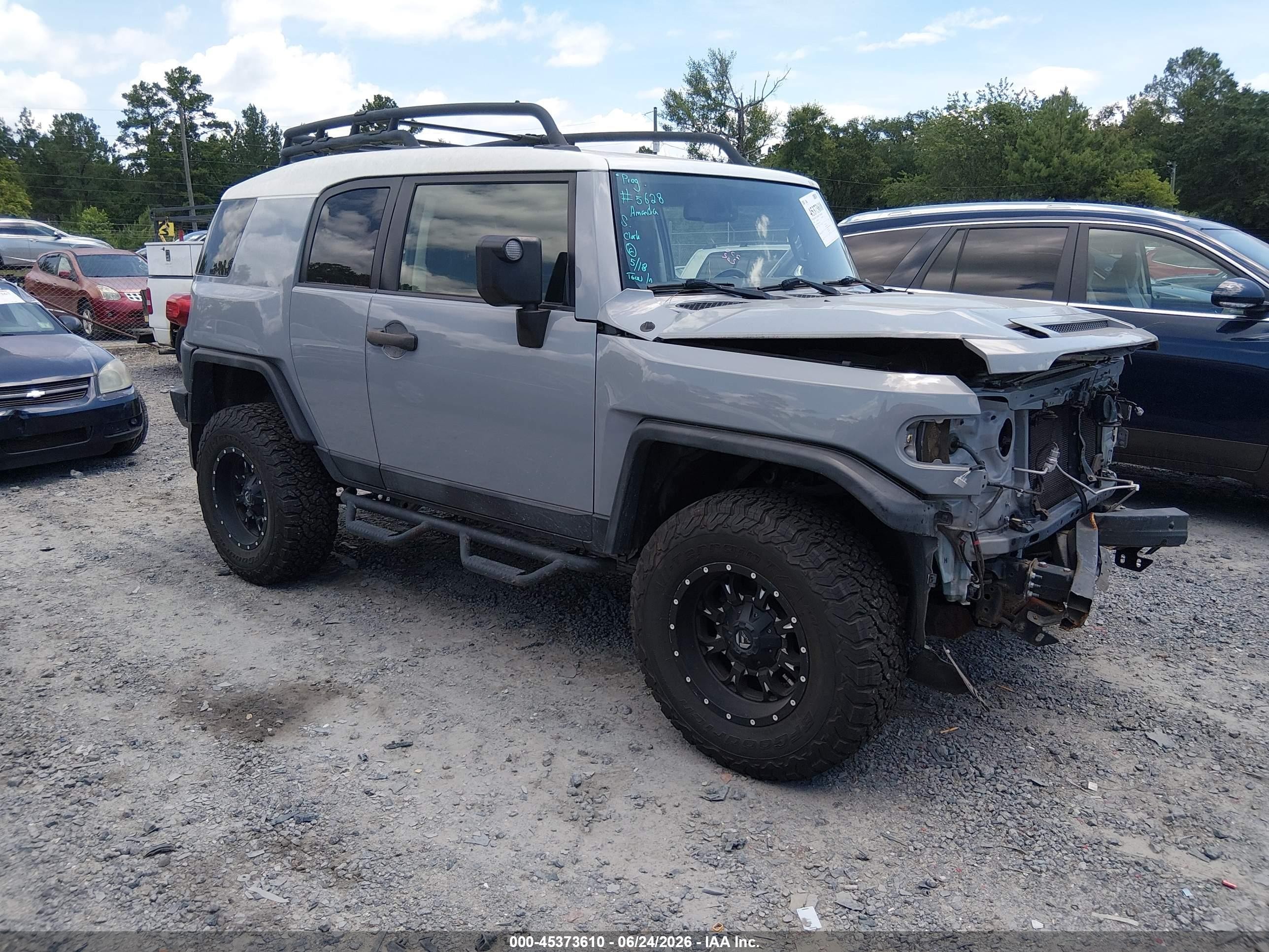2014 Toyota FJ Cruiser, VIN JTEZU4BF9EK013986 — Front end