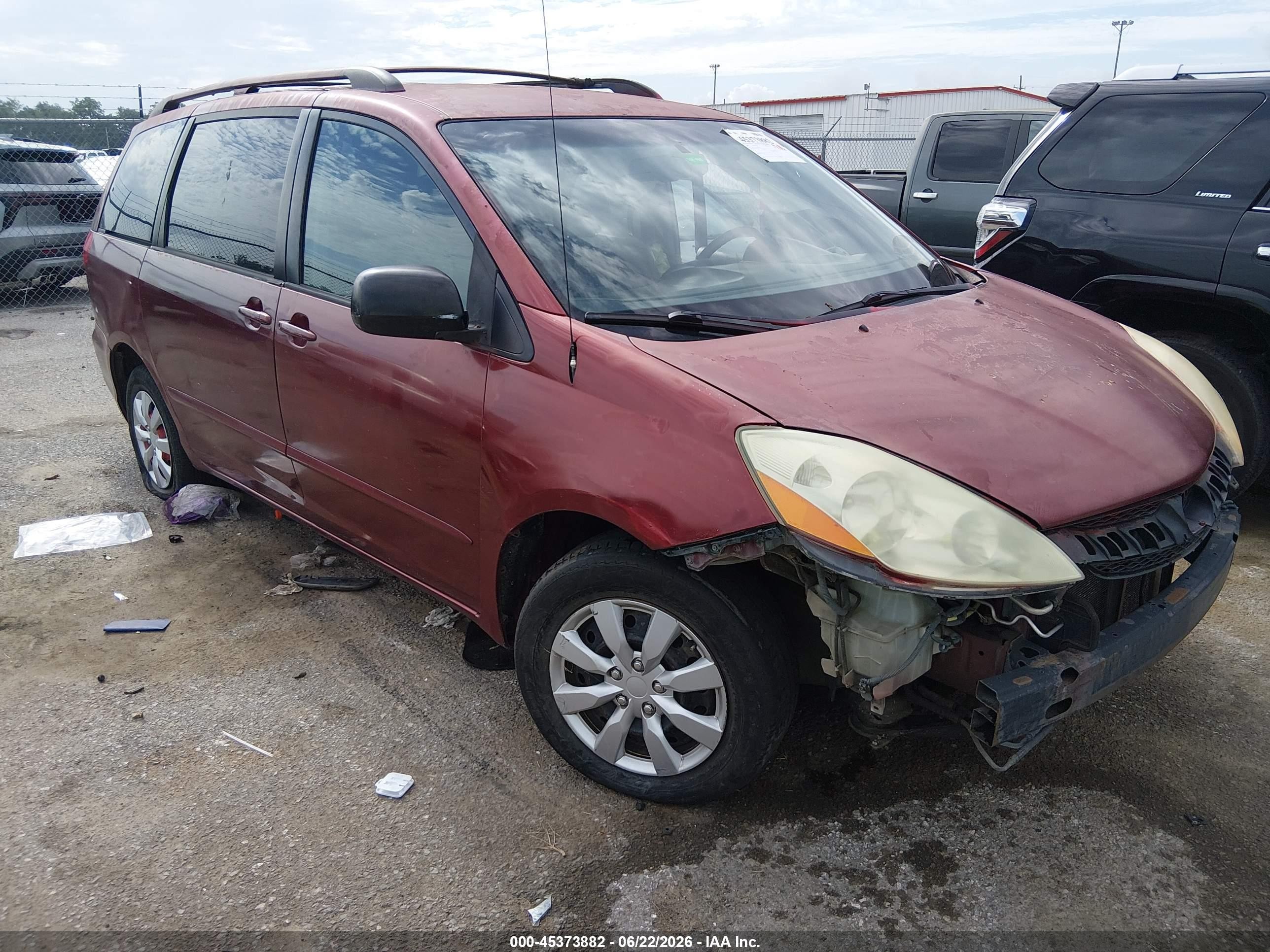 2007 Toyota Sienna LE, VIN 5TDZK23C97S072079 — Side