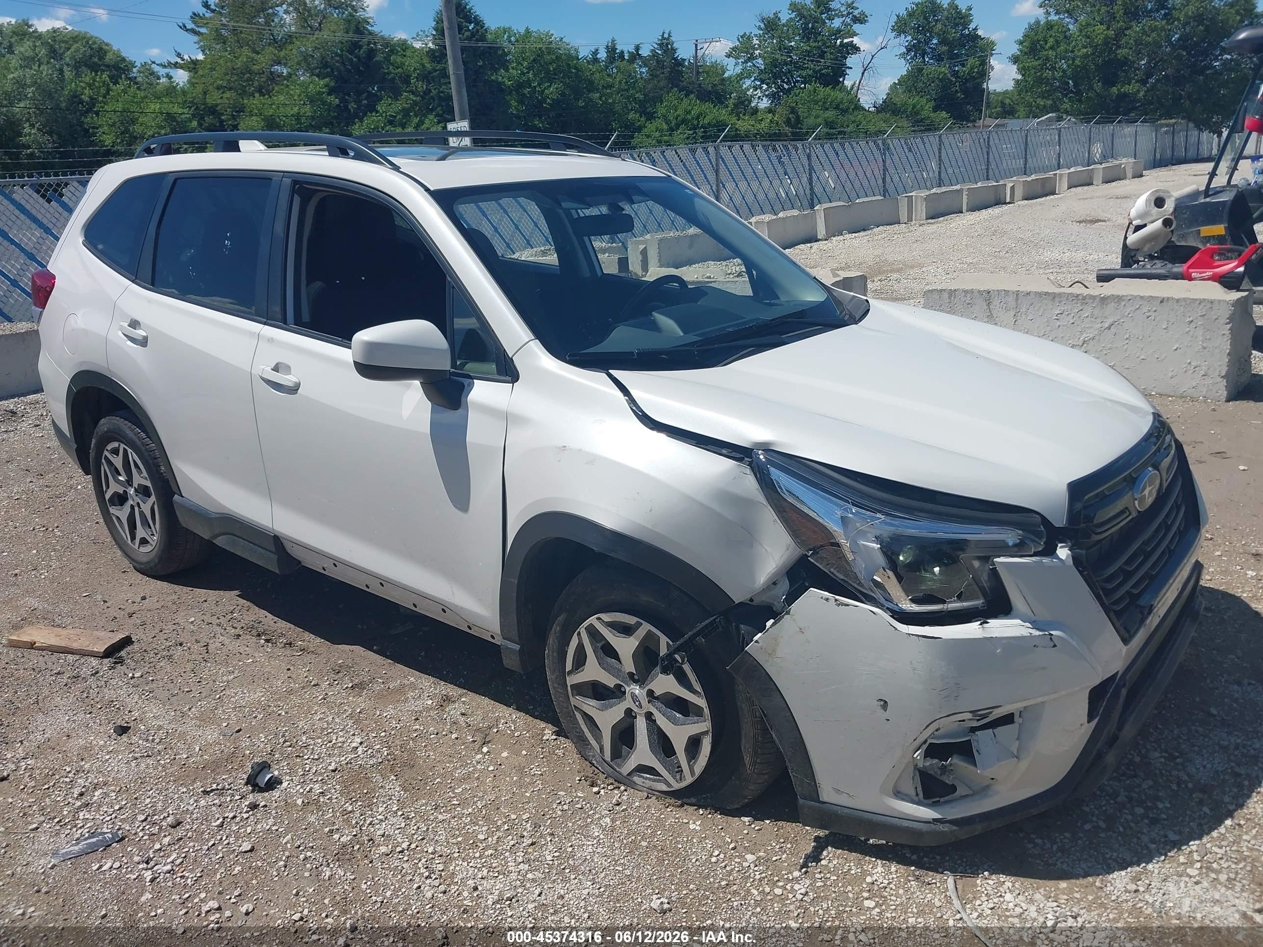 2023 Subaru Forester Premium, VIN JF2SKADC6PH449600 — Front end
