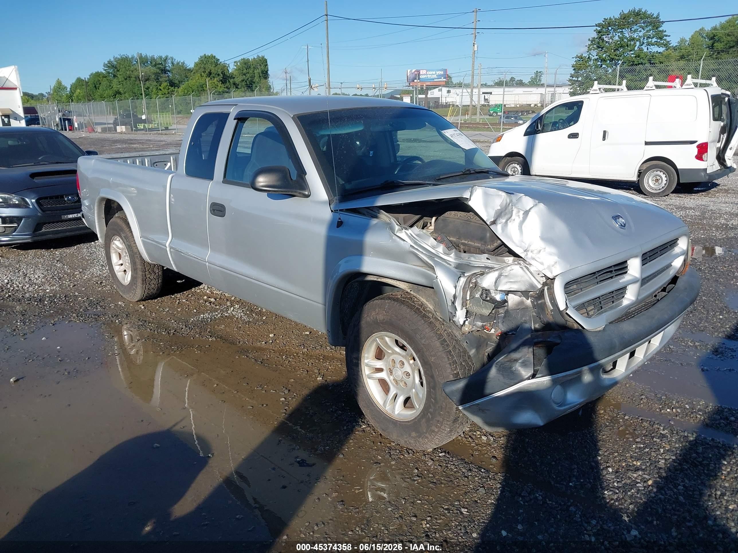 2003 Dodge Dakota Sport, VIN 1D7HL32NX3S123632 — Front end
