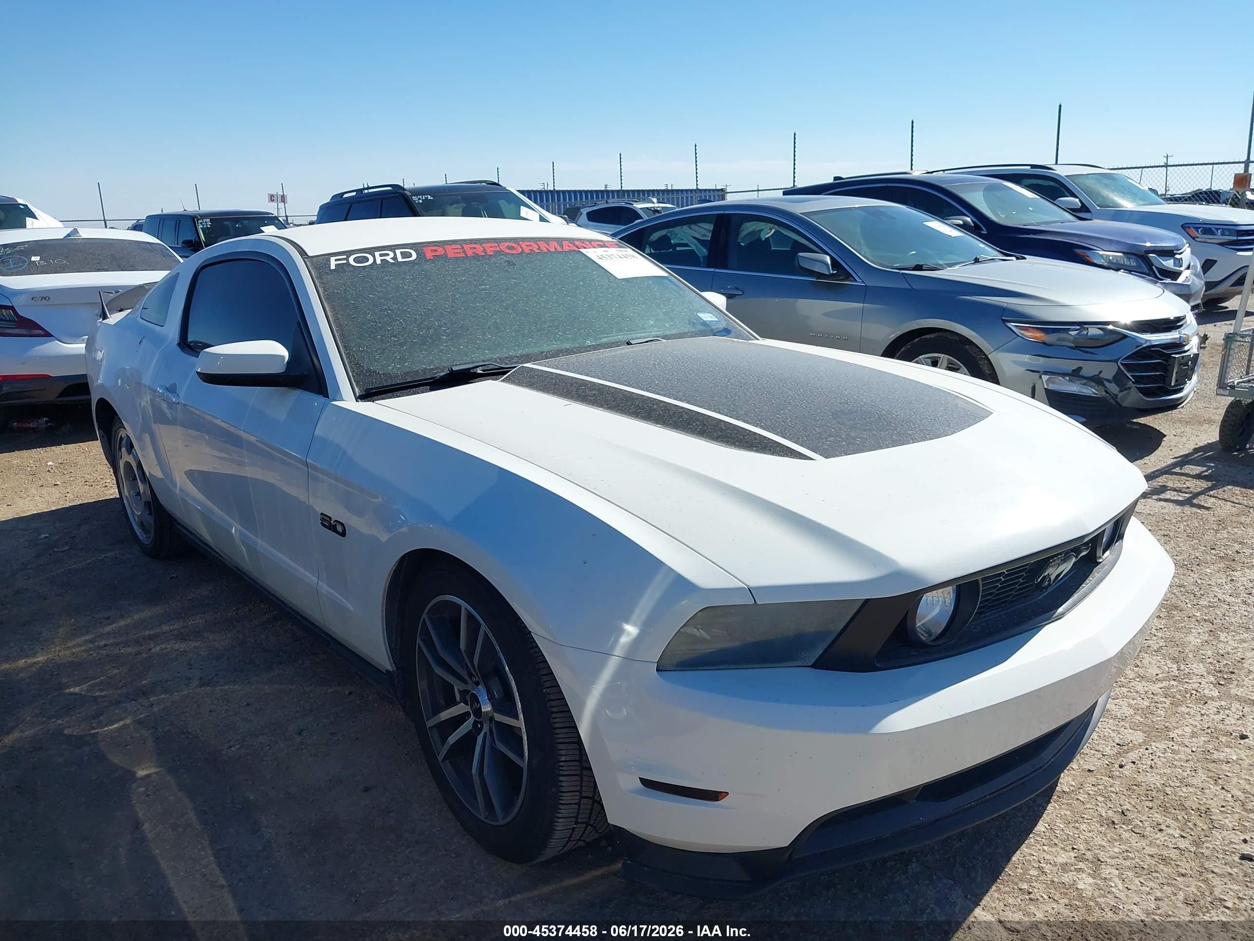 2011 Ford Mustang GT Premium, VIN 1ZVBP8CF9B5117663 — Бок