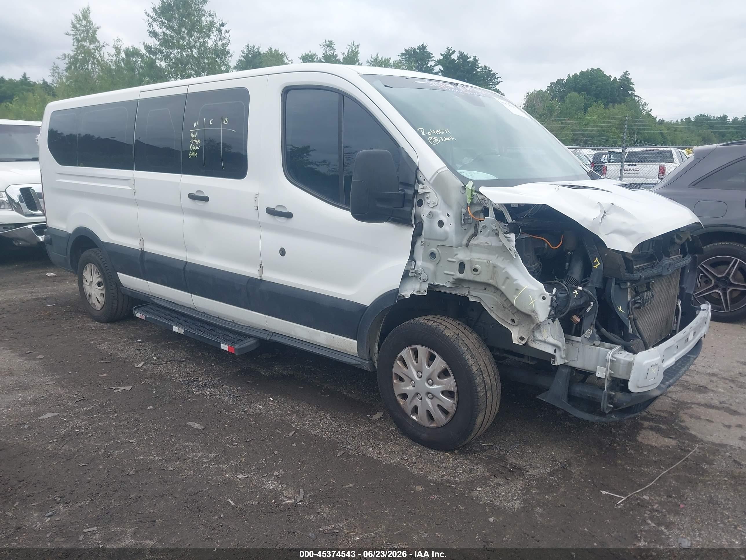 2017 Ford Transit XLT, VIN 1FBZX2ZM9HKA72663 — Перед