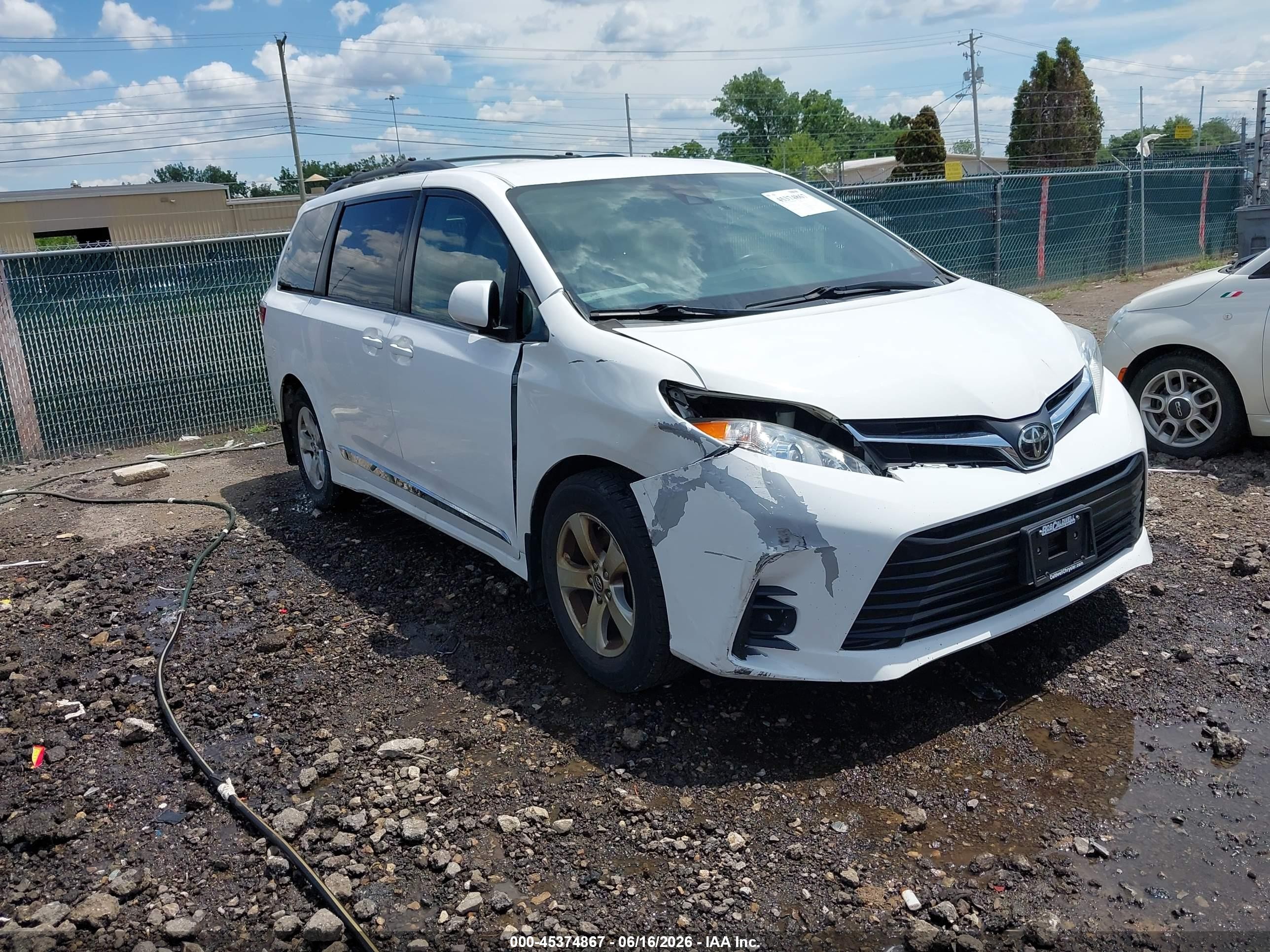 2018 Toyota Sienna LE, VIN 5TDKZ3DC8JS946401 — Front end