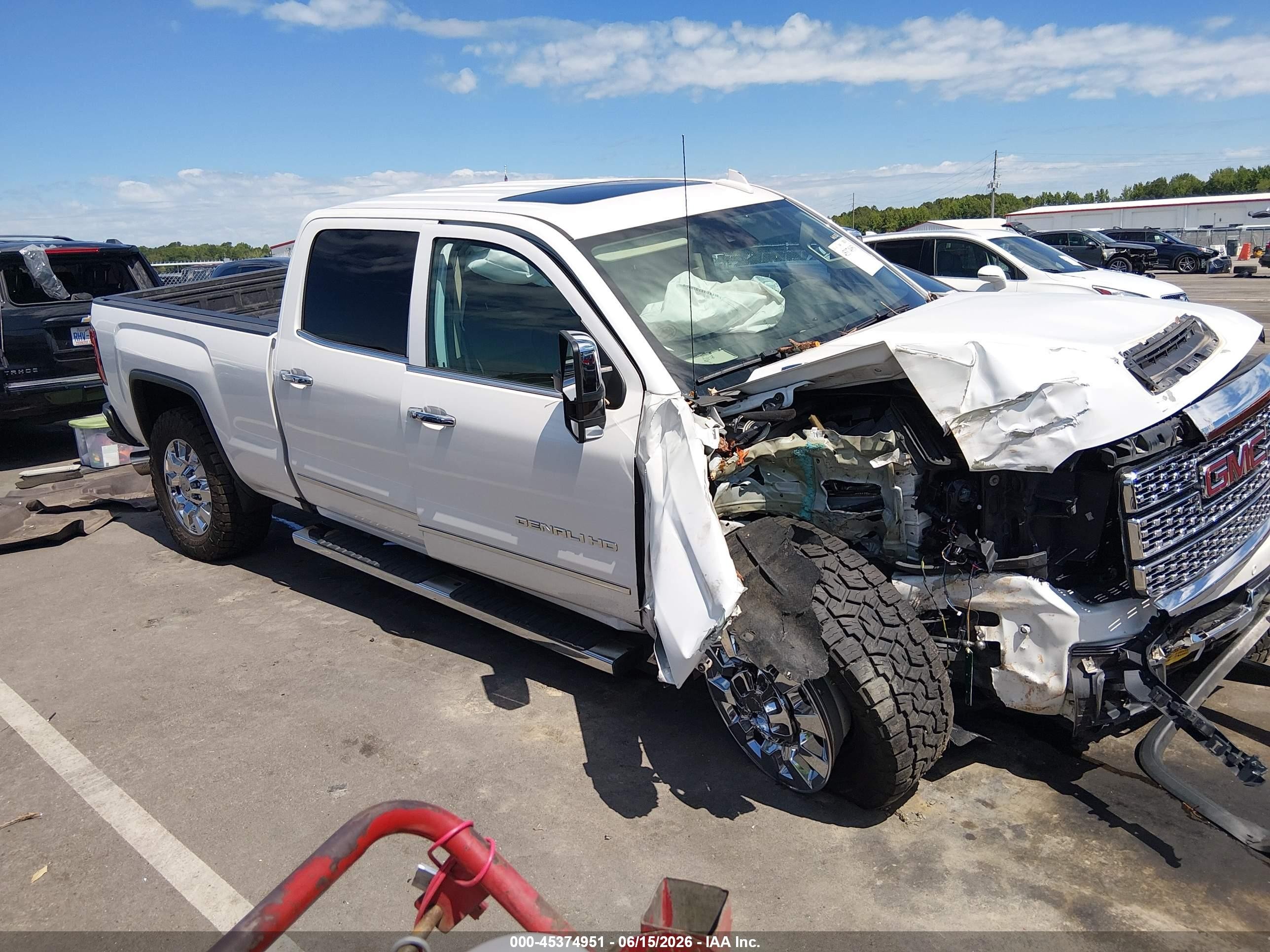 2019 GMC Sierra 2500HD Denali, VIN 1GT12SEY0KF219923 — Front end
