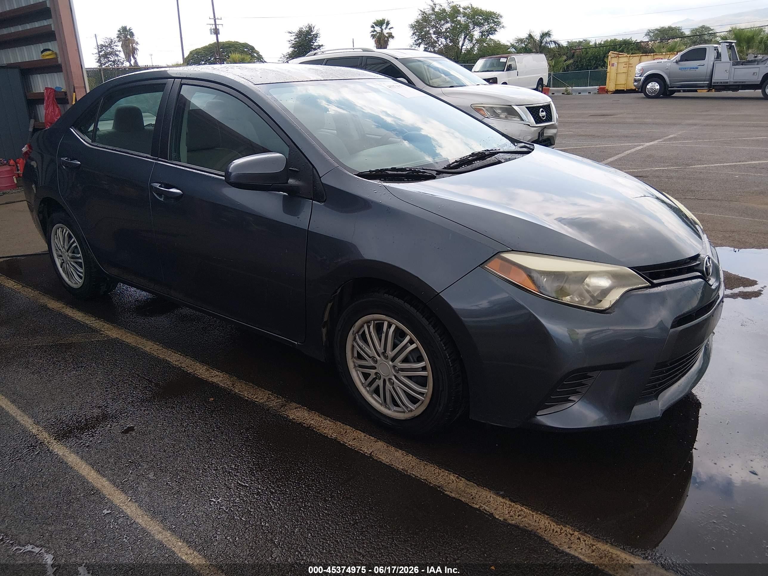 2015 Toyota Corolla LE, VIN 5YFBURHEXFP201310 — Front end