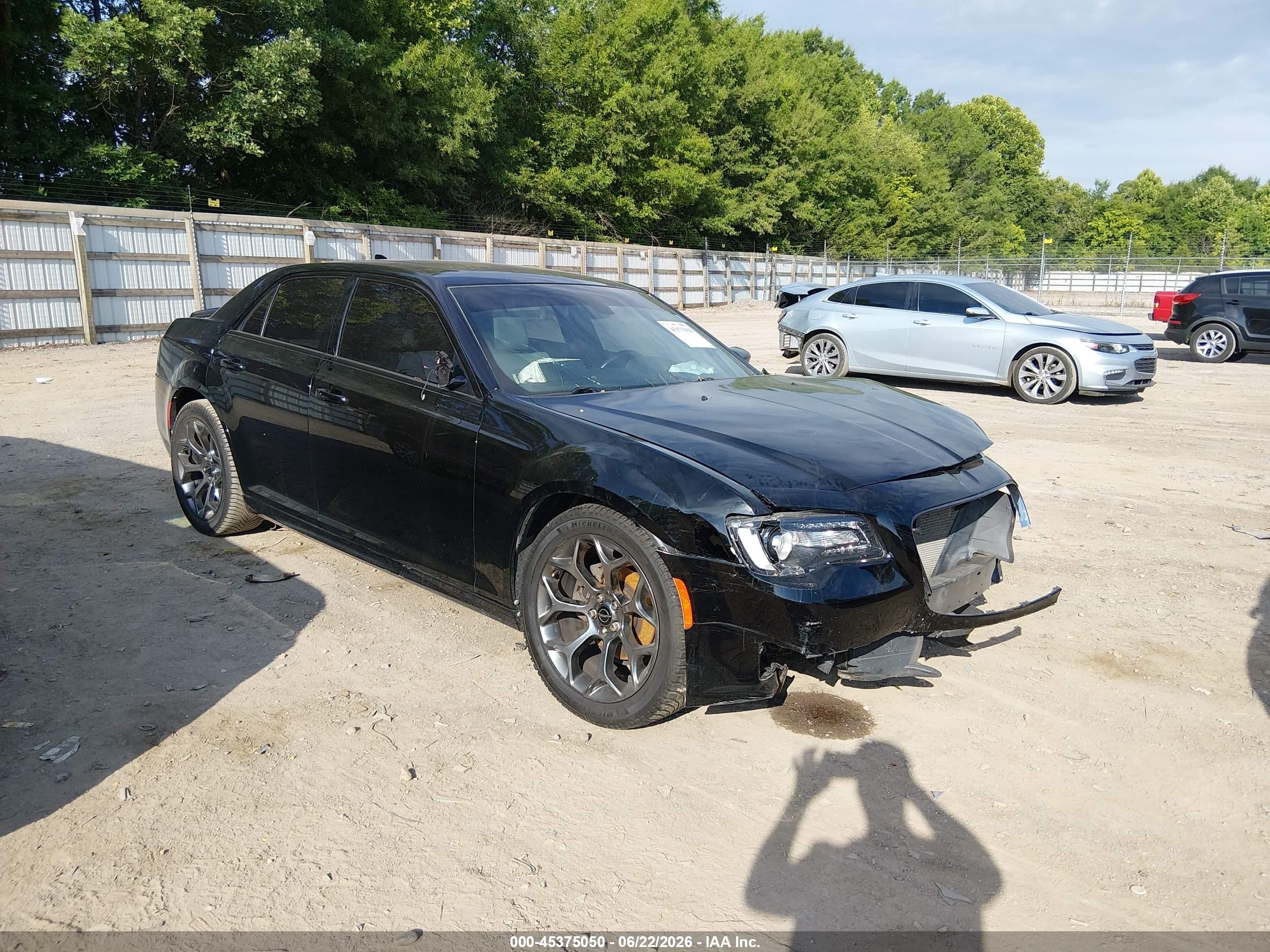 2018 Chrysler 300 S, VIN 2C3CCABG2JH142839 — Перед