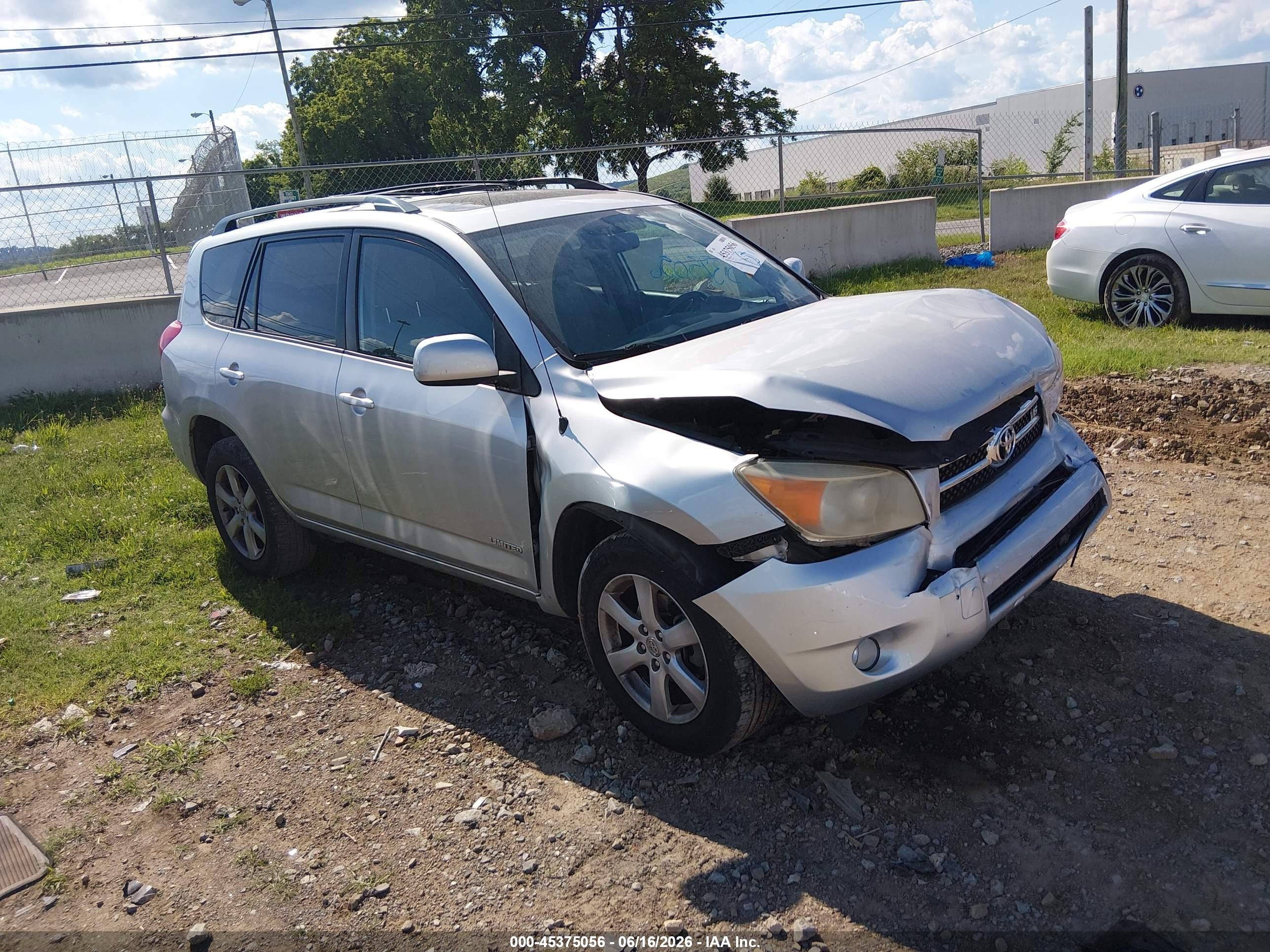 2008 Toyota RAV4 Limited, VIN JTMZK31V286011152 — Front end