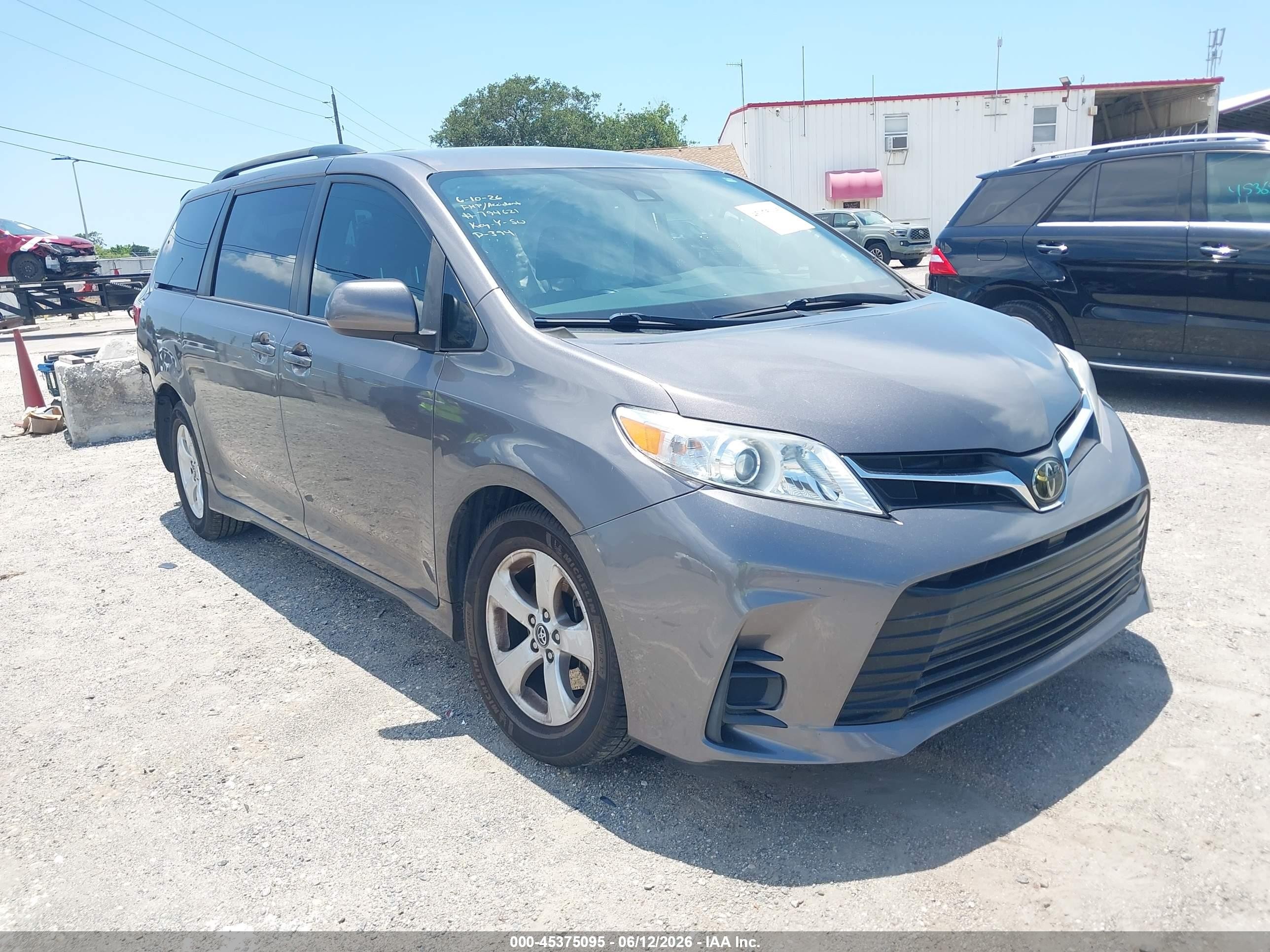 2018 Toyota Sienna LE, VIN 5TDKZ3DC9JS954586 — Side