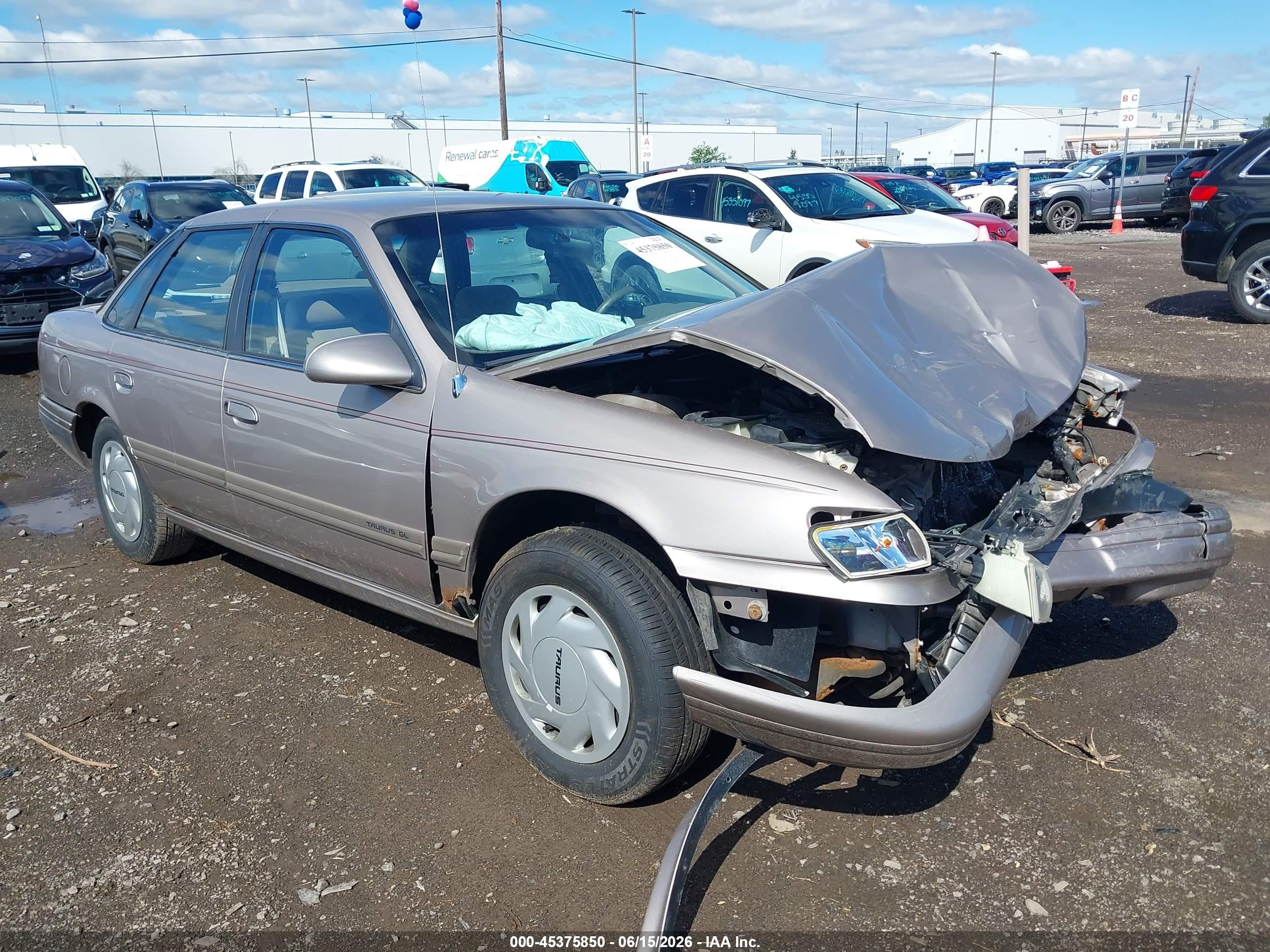 1995 Ford Taurus GL, VIN 1FALP52U9SG248561 — Front end