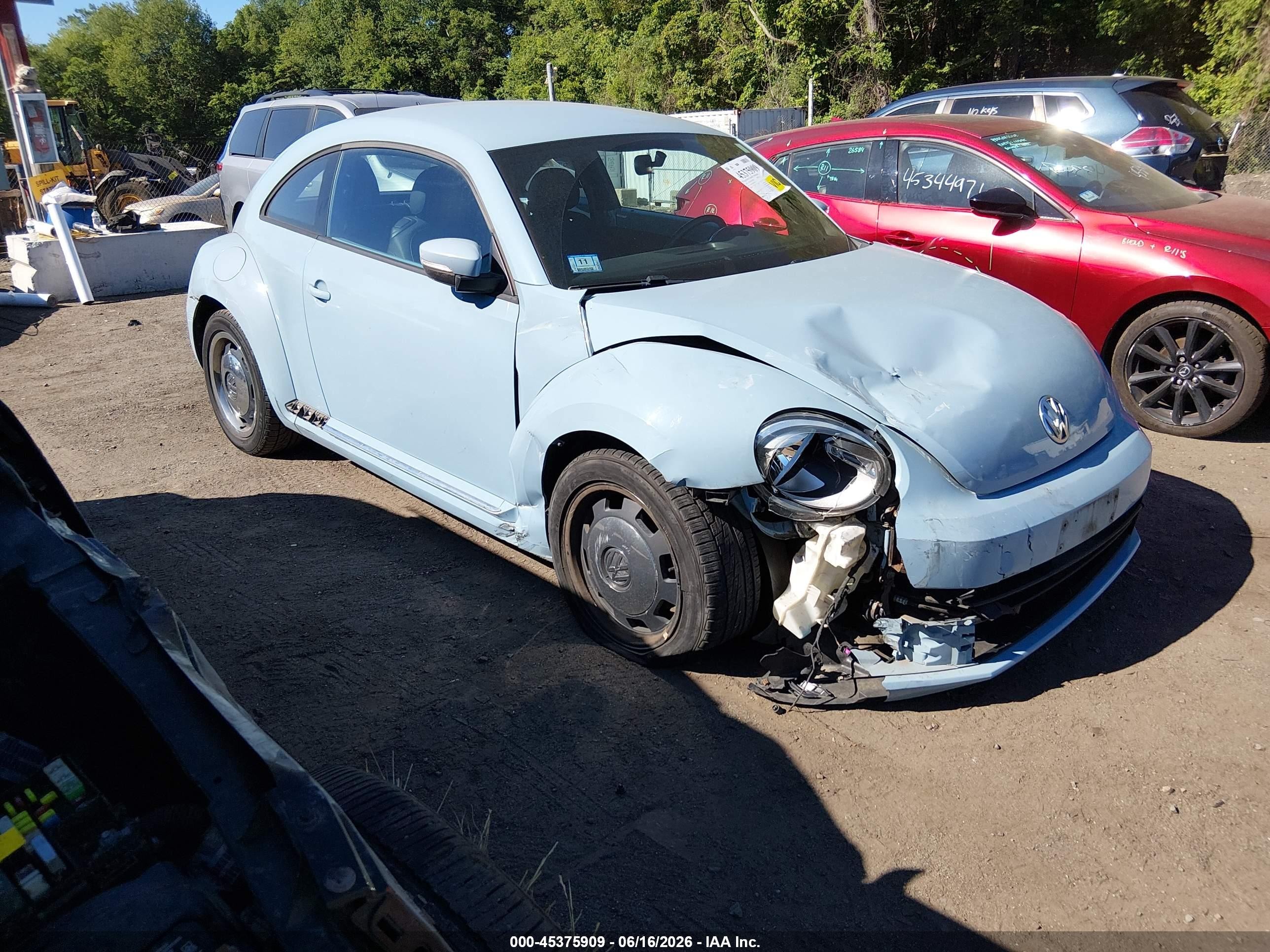 2012 Volkswagen Beetle 2.5L PZEV, VIN 3VWJP7ATXCM613520 — Front end