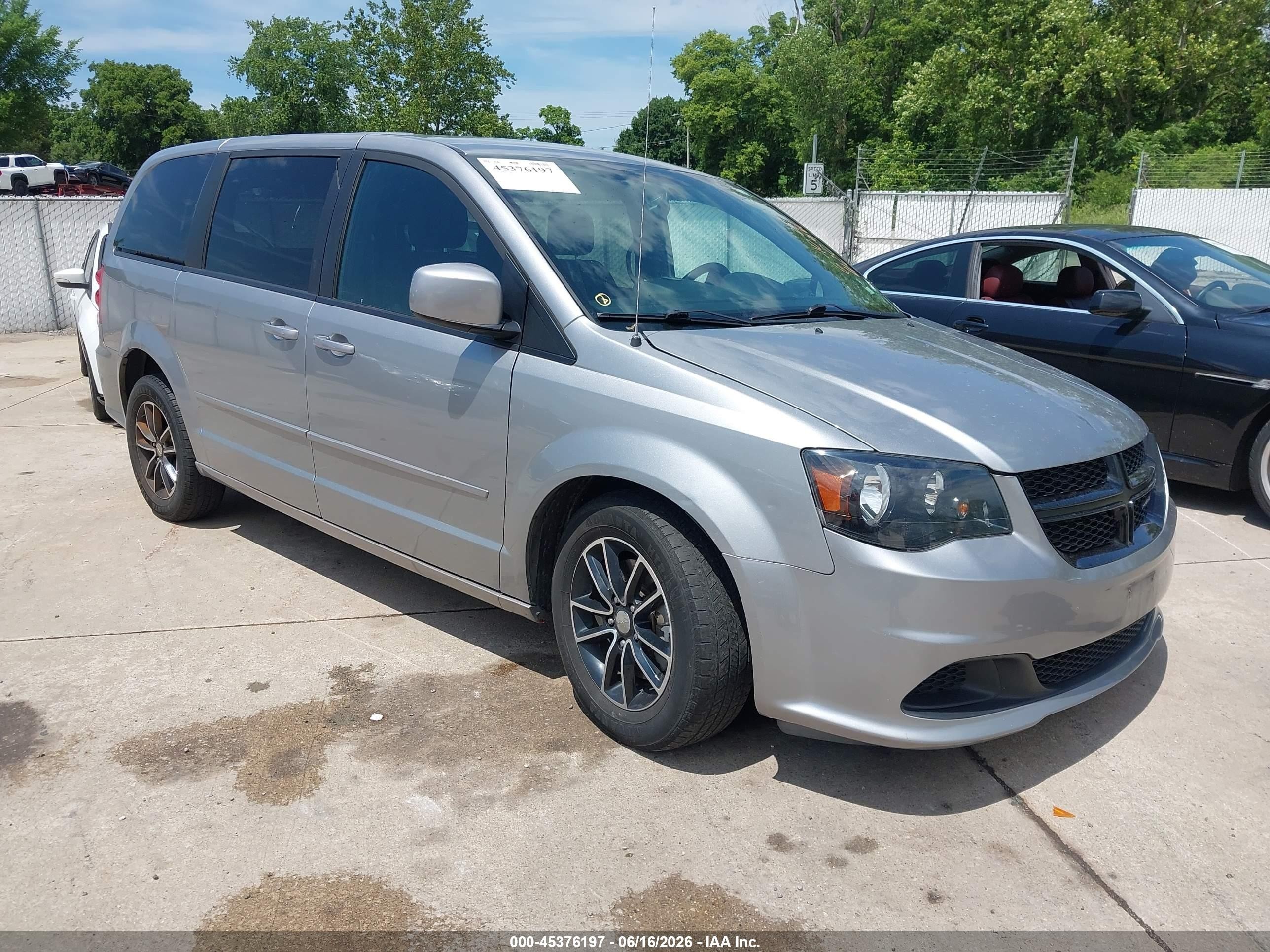 2016 Dodge Grand Caravan SE Plus, VIN 2C4RDGBG2GR398486 — Перед