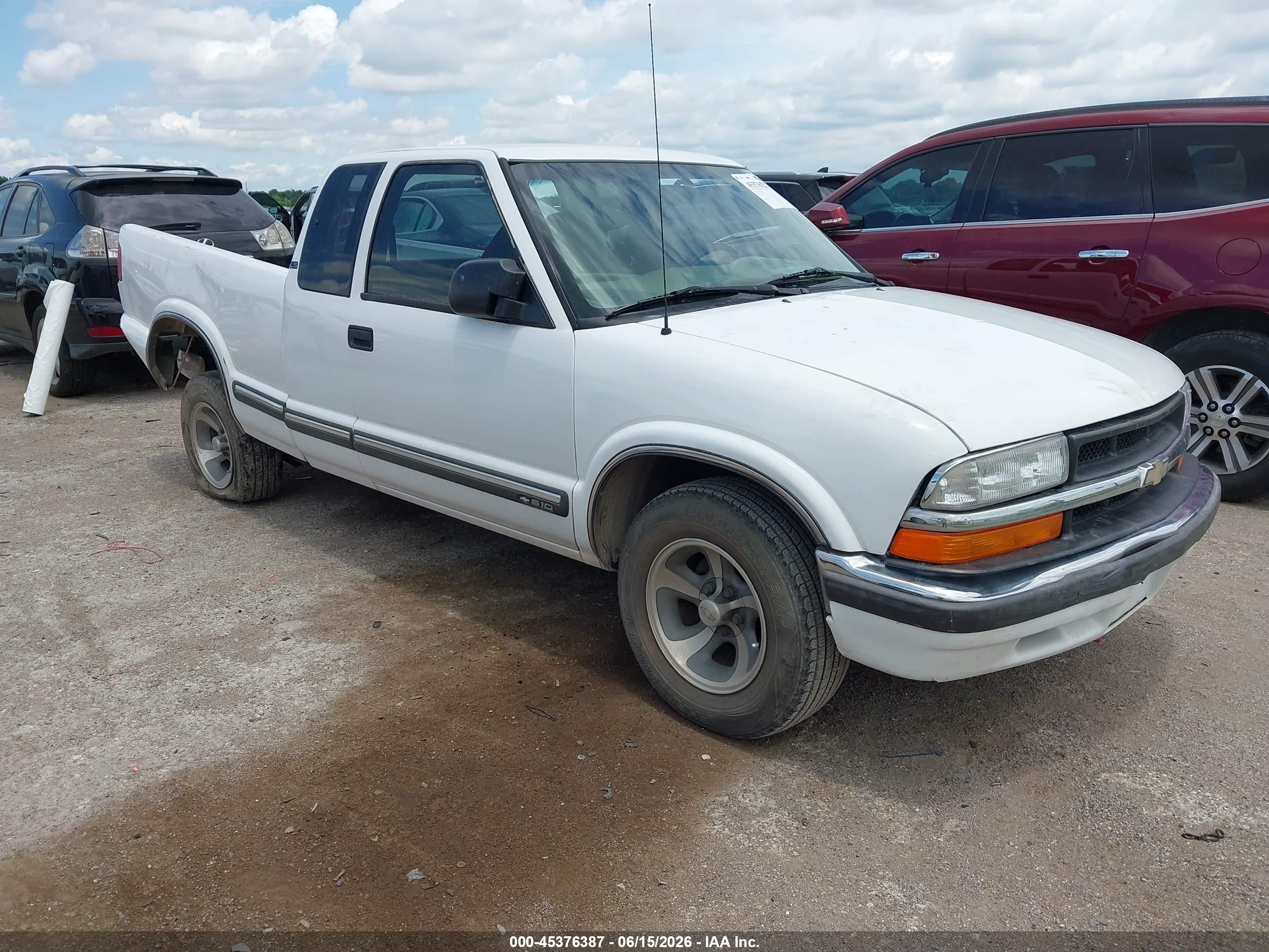 2002 Chevrolet S-10 LS, VIN 1GCCS19W428144689 — Rear end