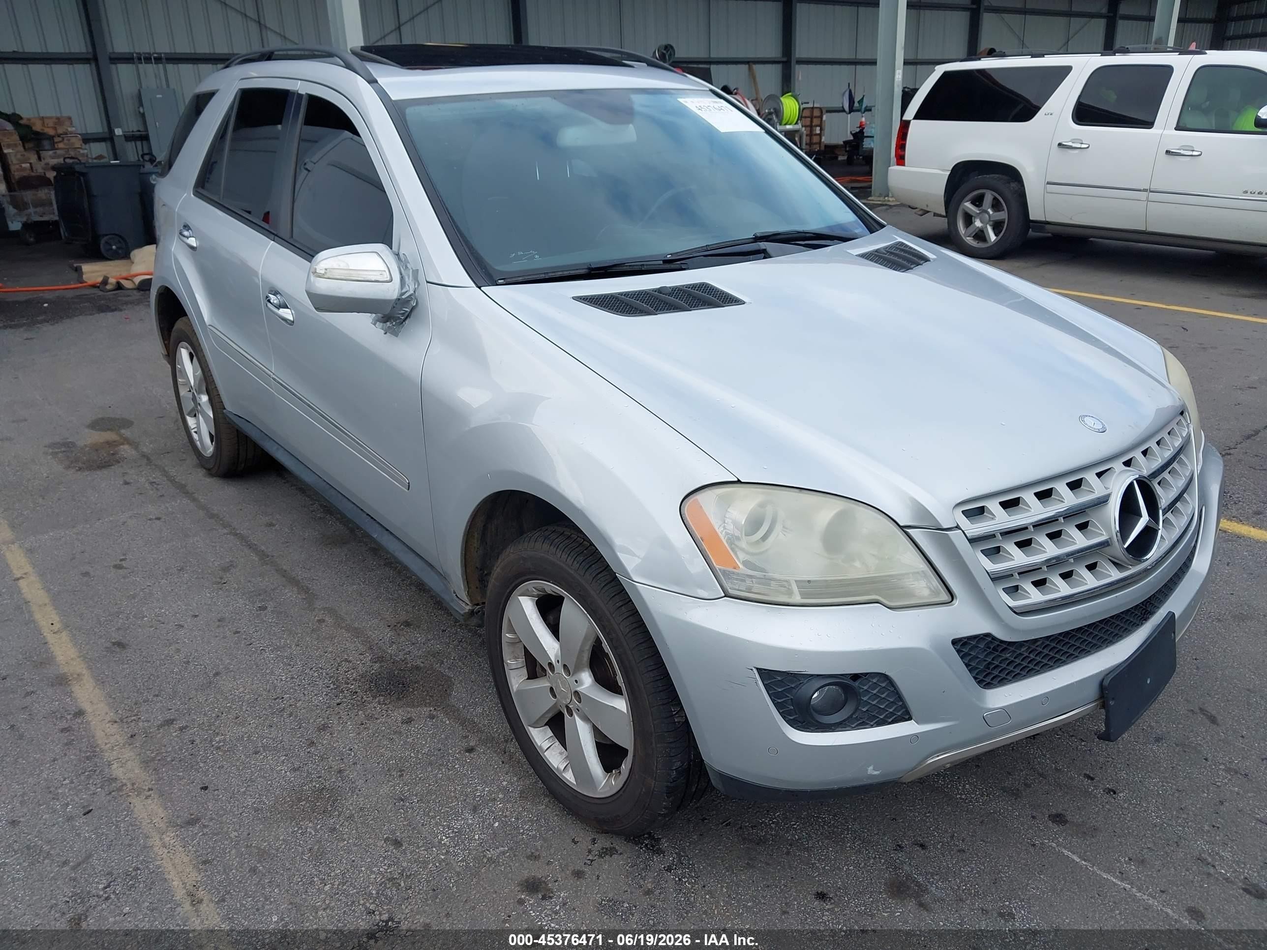 2009 Mercedes-Benz M 350, VIN 4JGBB86E69A520842 — Front end