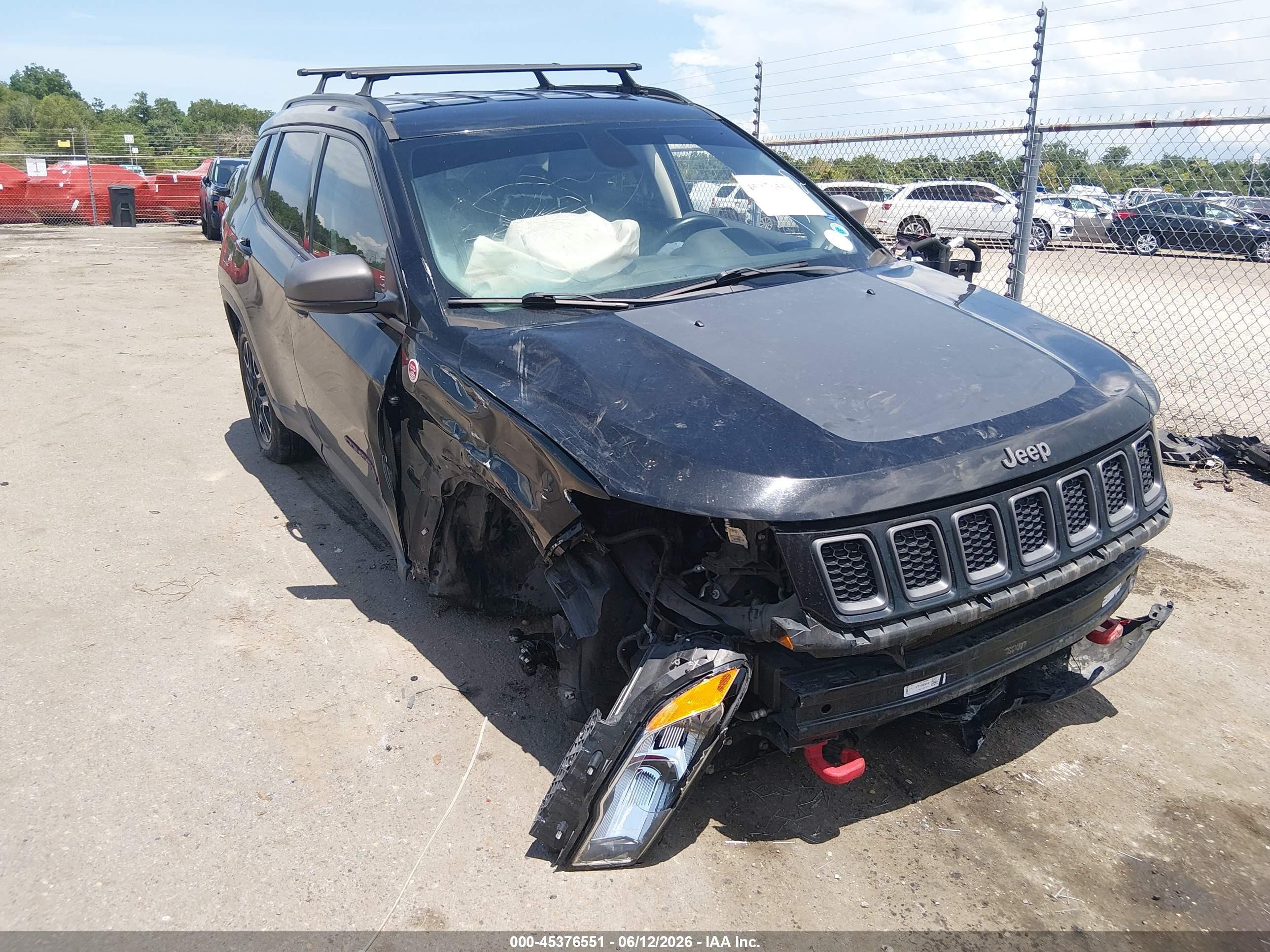 2020 Jeep Compass Trailhawk, VIN 3C4NJDDB3LT195542 — Front end