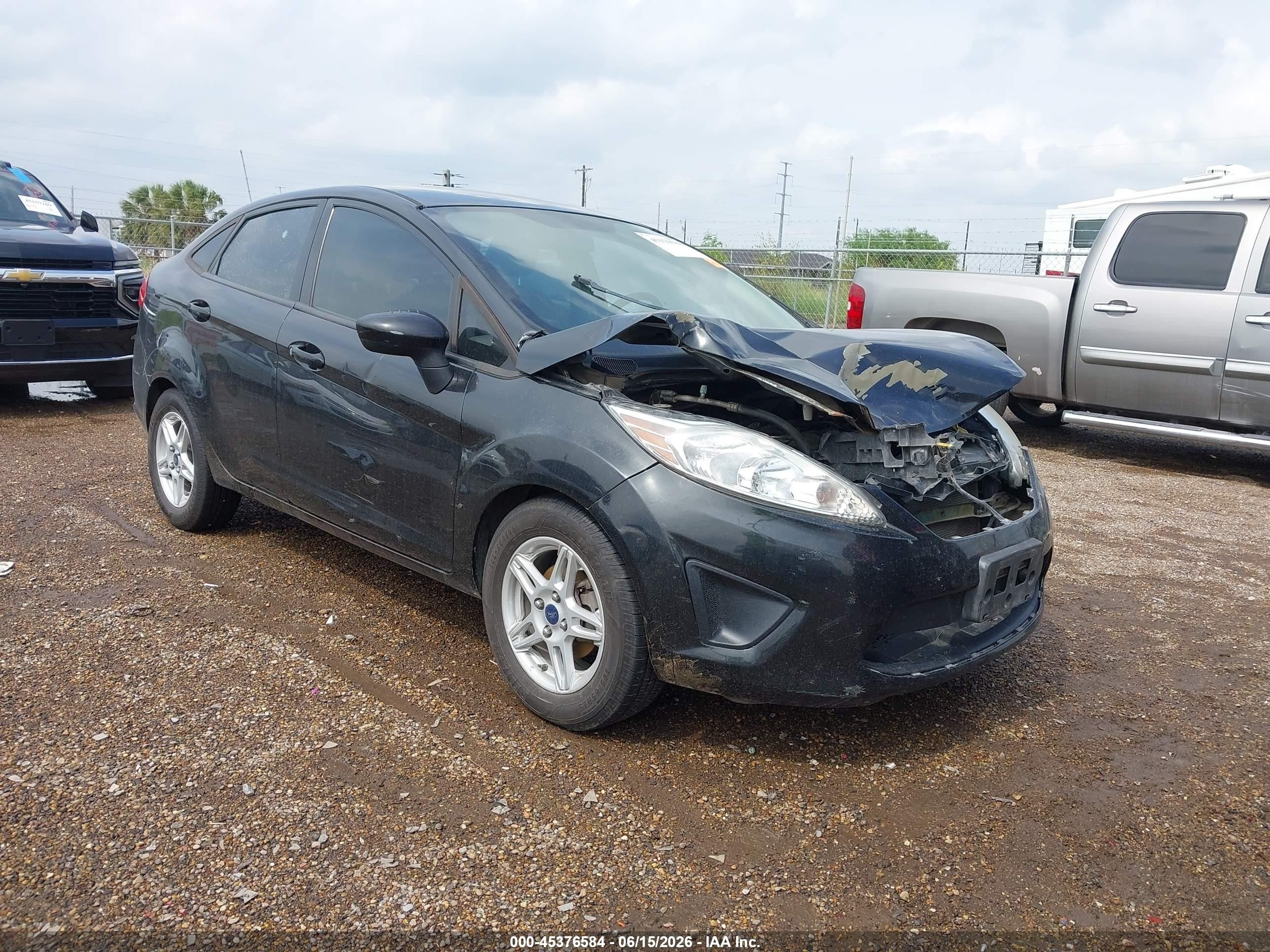 2013 Ford Fiesta S, VIN 3FADP4AJ6DM157598 — Front end